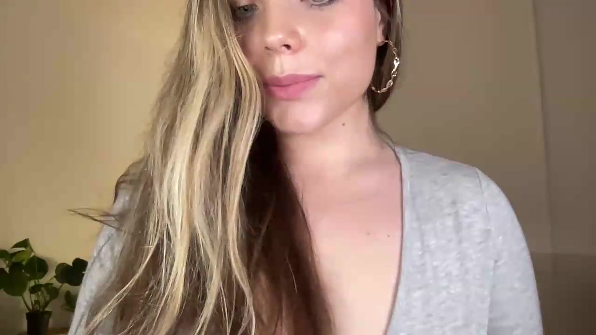 Gallery image thumbnail from SabrinaGolden's myfreecams stream on, 07/10/2026, 23:03 image 19 of 20