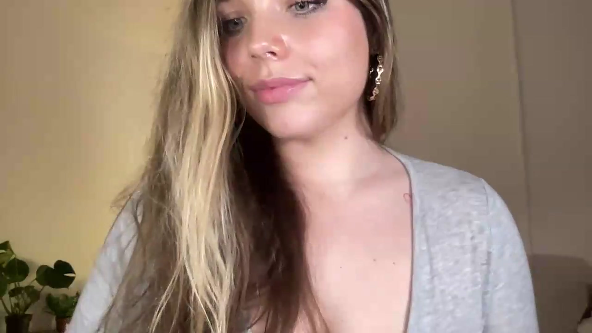 Gallery image thumbnail from SabrinaGolden's myfreecams stream on, 07/10/2026, 23:48 image 17 of 20