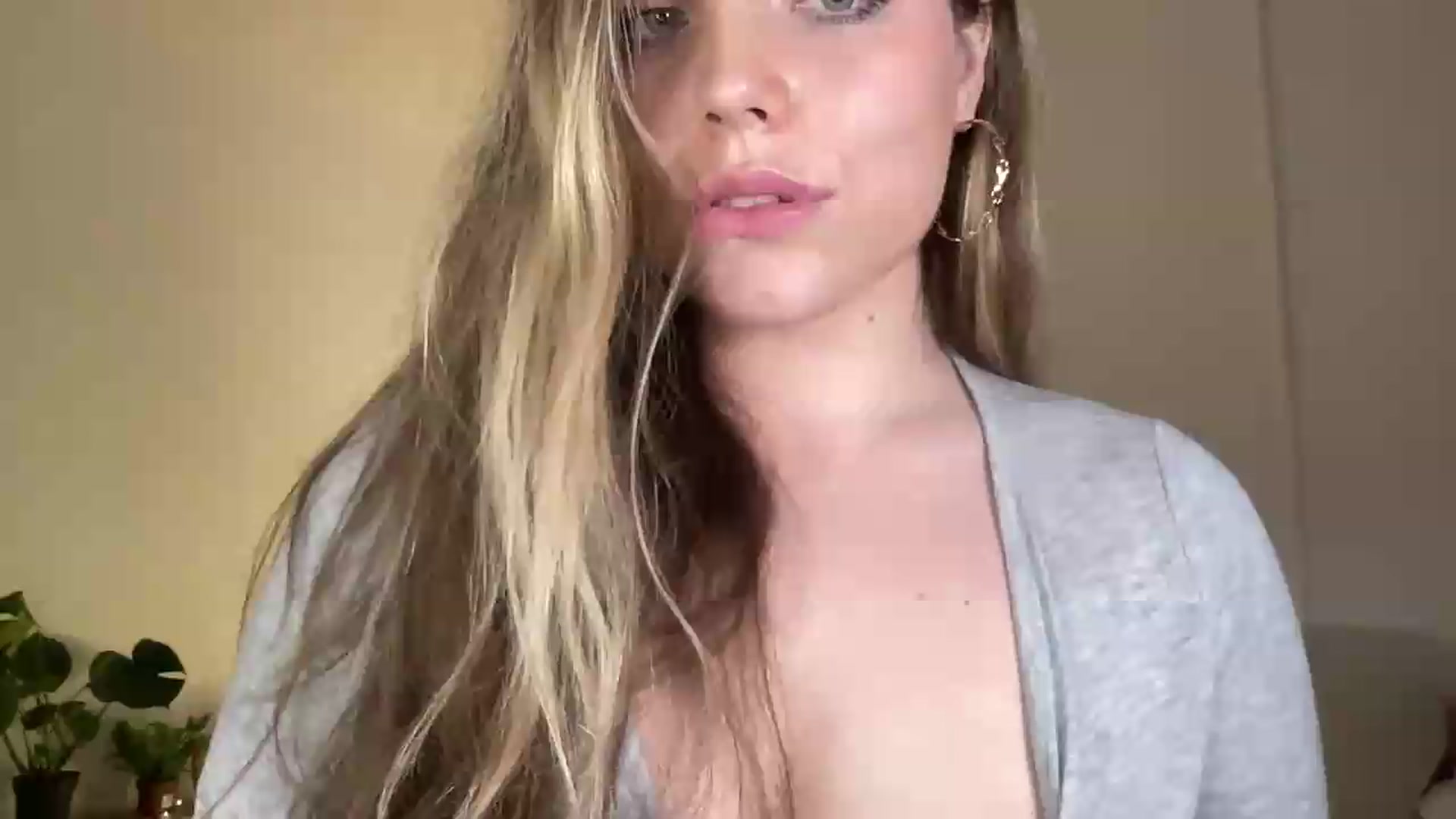 Gallery image thumbnail from SabrinaGolden's myfreecams stream on, 07/10/2026, 23:48 image 3 of 20