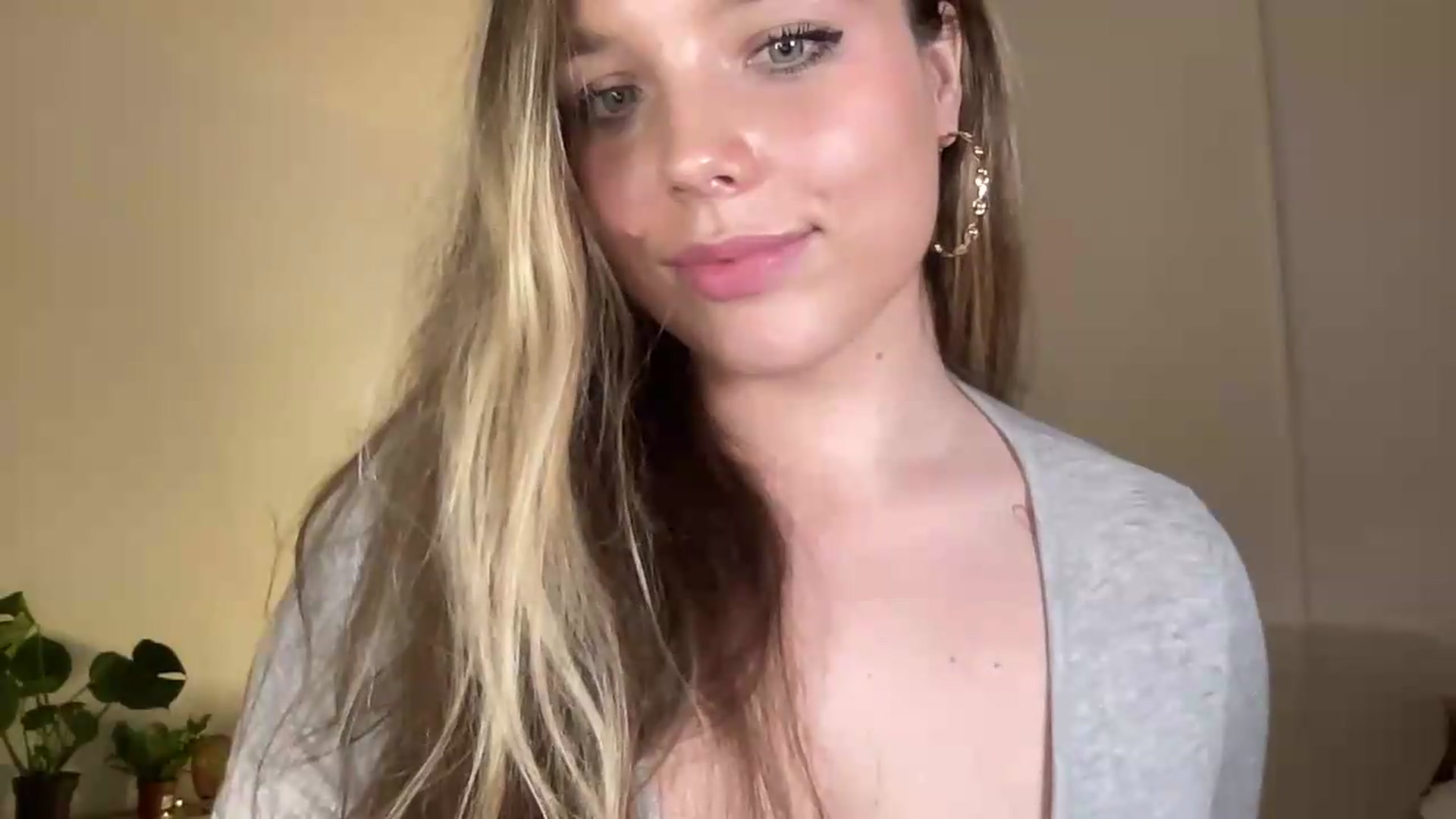 Gallery image thumbnail from SabrinaGolden's myfreecams stream on, 07/10/2026, 23:48 image 7 of 20