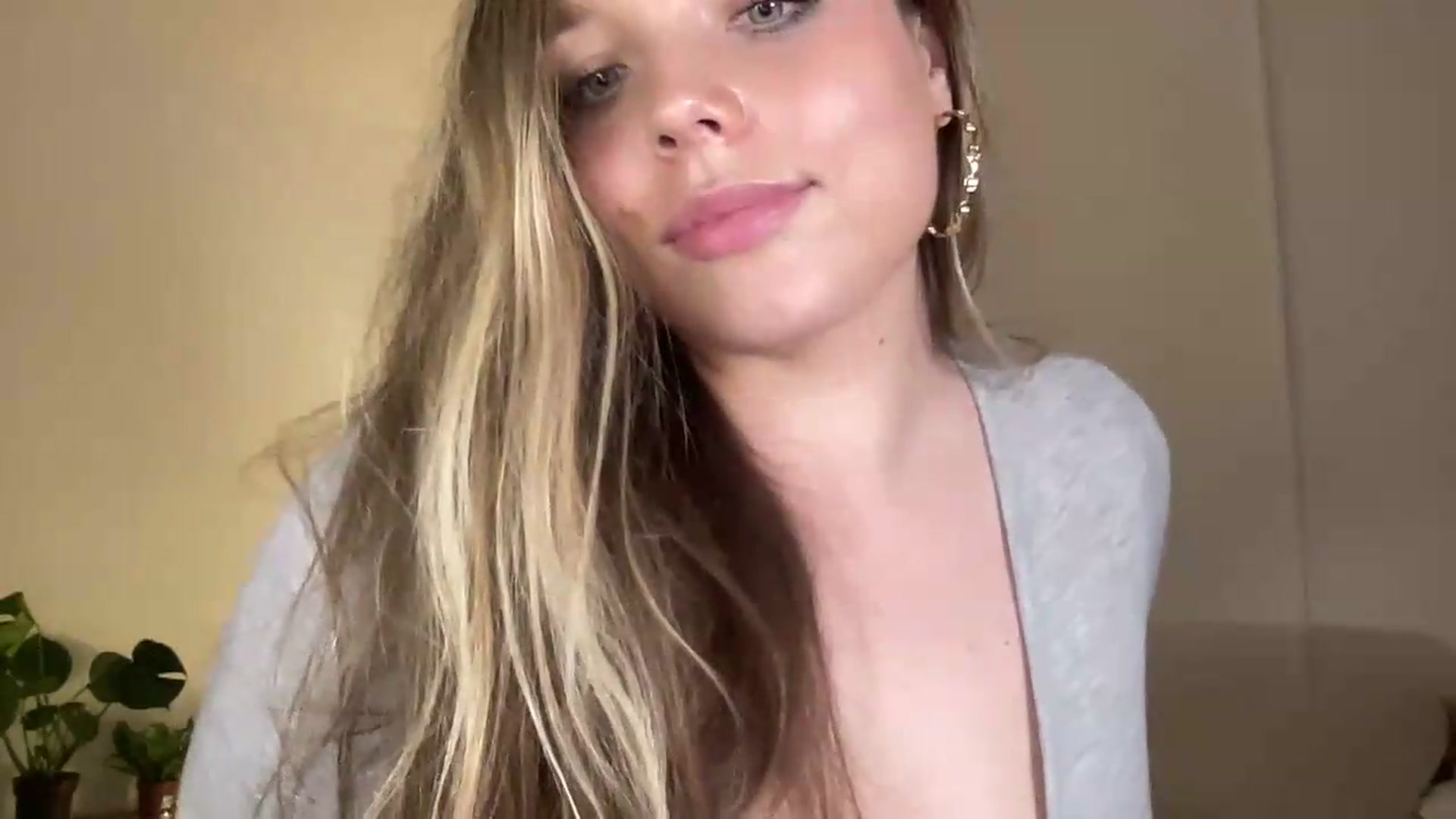 Gallery image thumbnail from SabrinaGolden's myfreecams stream on, 07/10/2026, 23:48 image 10 of 20