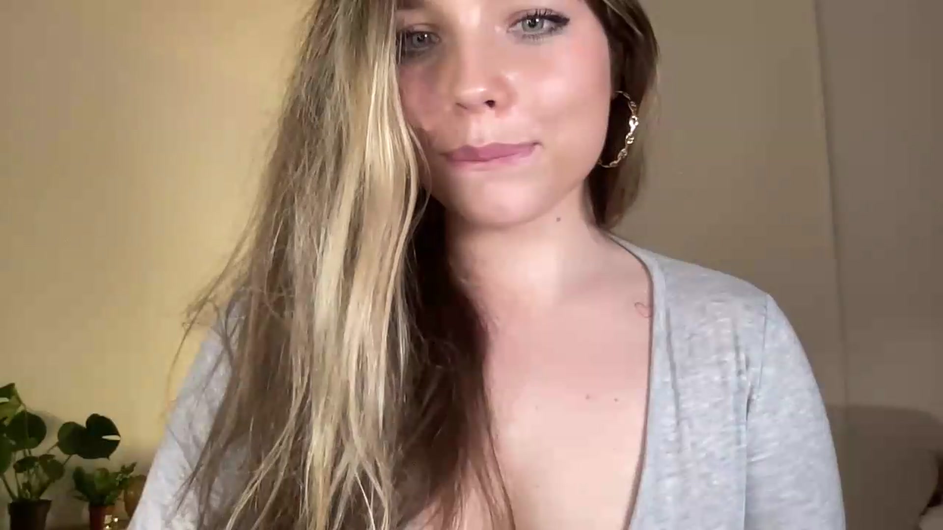 Gallery image thumbnail from SabrinaGolden's myfreecams stream on, 07/10/2026, 23:48 image 15 of 20
