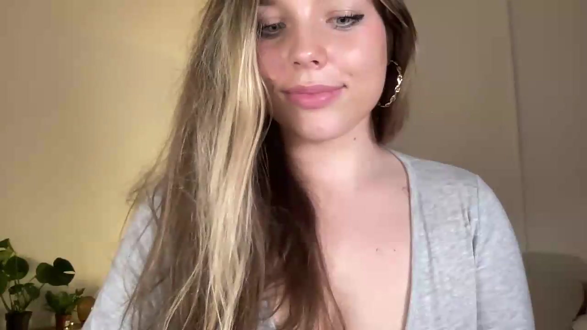 Gallery image thumbnail from SabrinaGolden's myfreecams stream on, 07/10/2026, 23:48 image 16 of 20