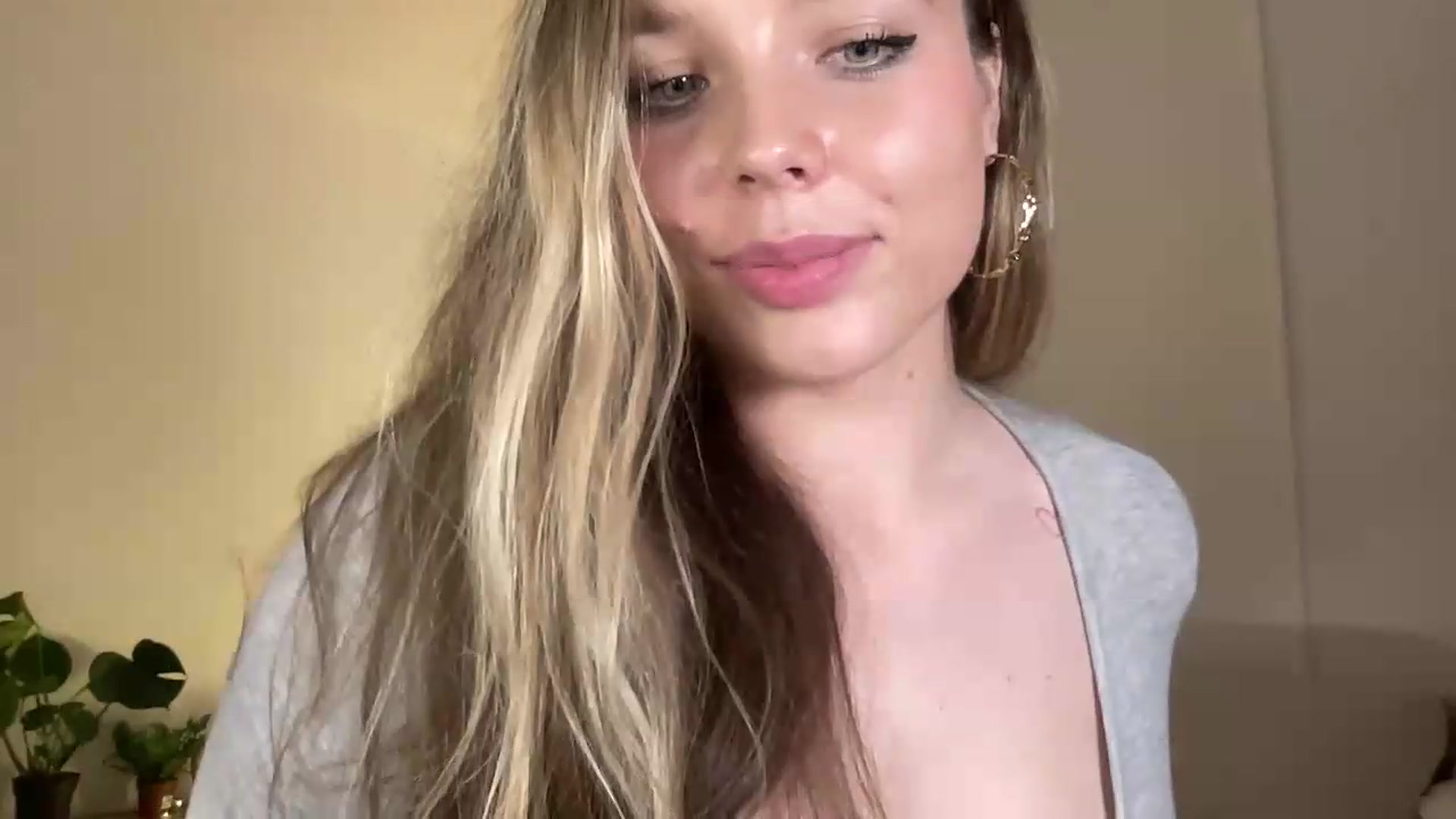 Gallery image thumbnail from SabrinaGolden's myfreecams stream on, 07/10/2026, 23:48 image 8 of 20