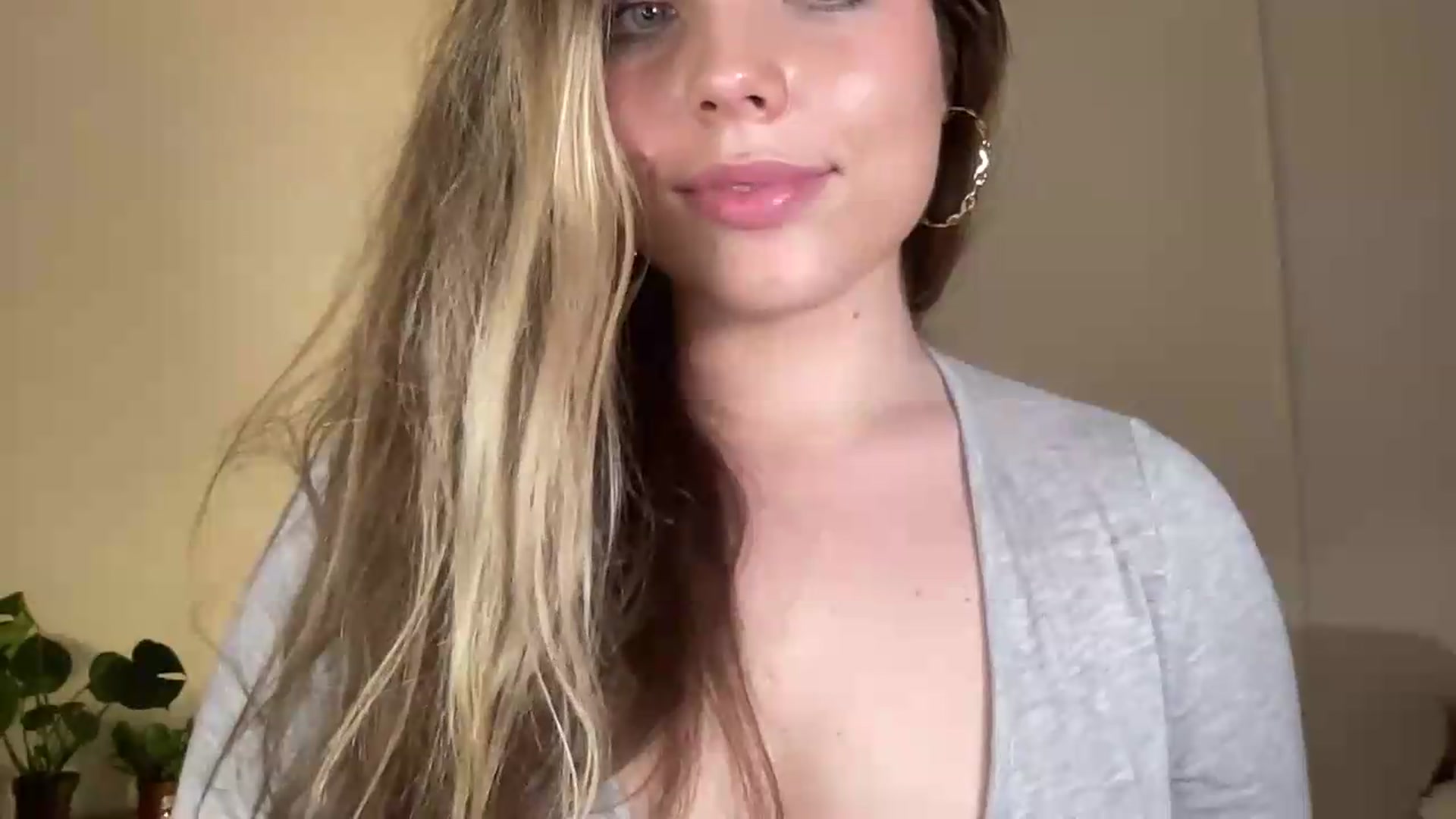 Gallery image thumbnail from SabrinaGolden's myfreecams stream on, 07/10/2026, 23:48 image 14 of 20