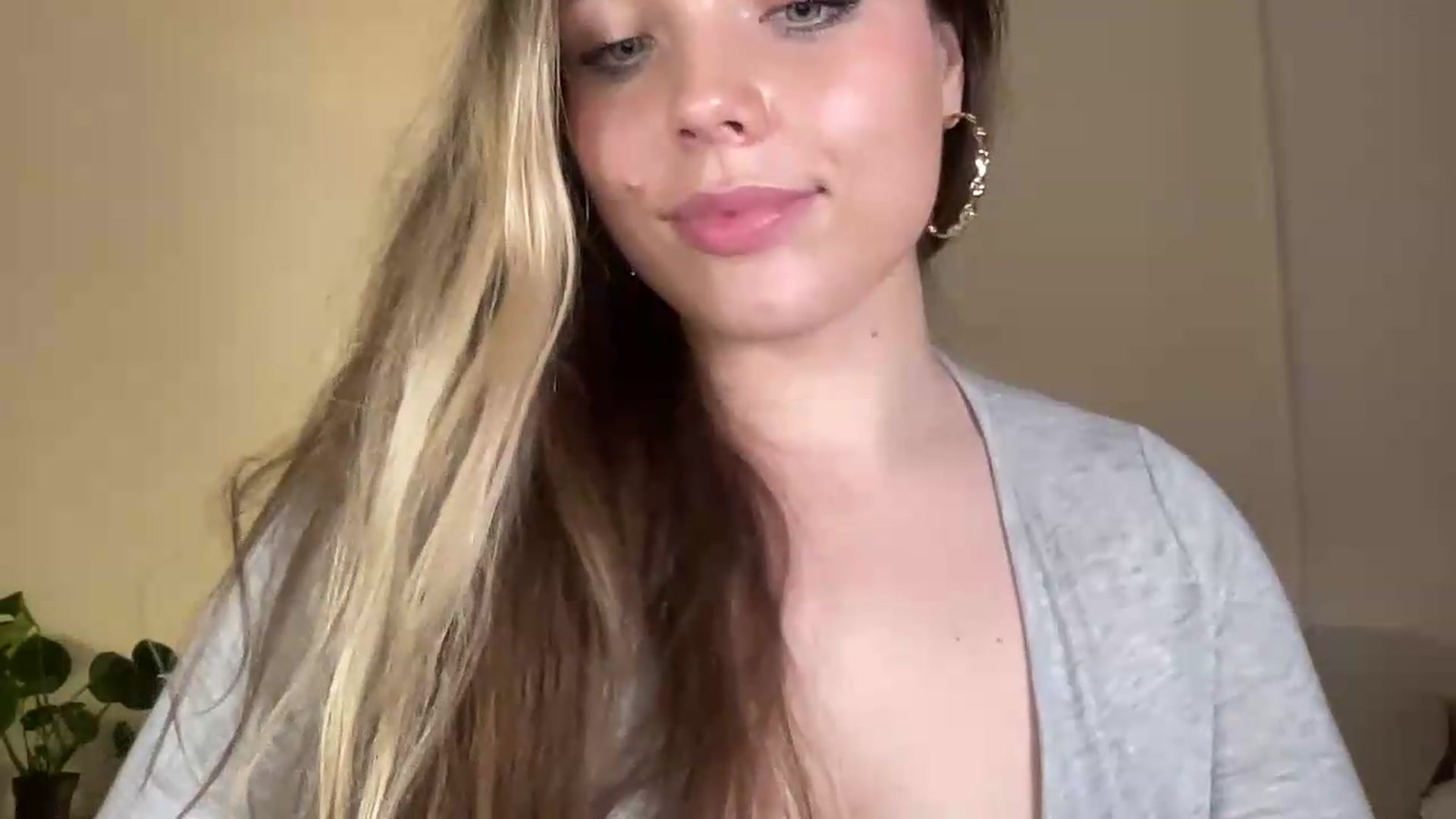Gallery image thumbnail from SabrinaGolden's myfreecams stream on, 07/10/2026, 23:48 image 13 of 20