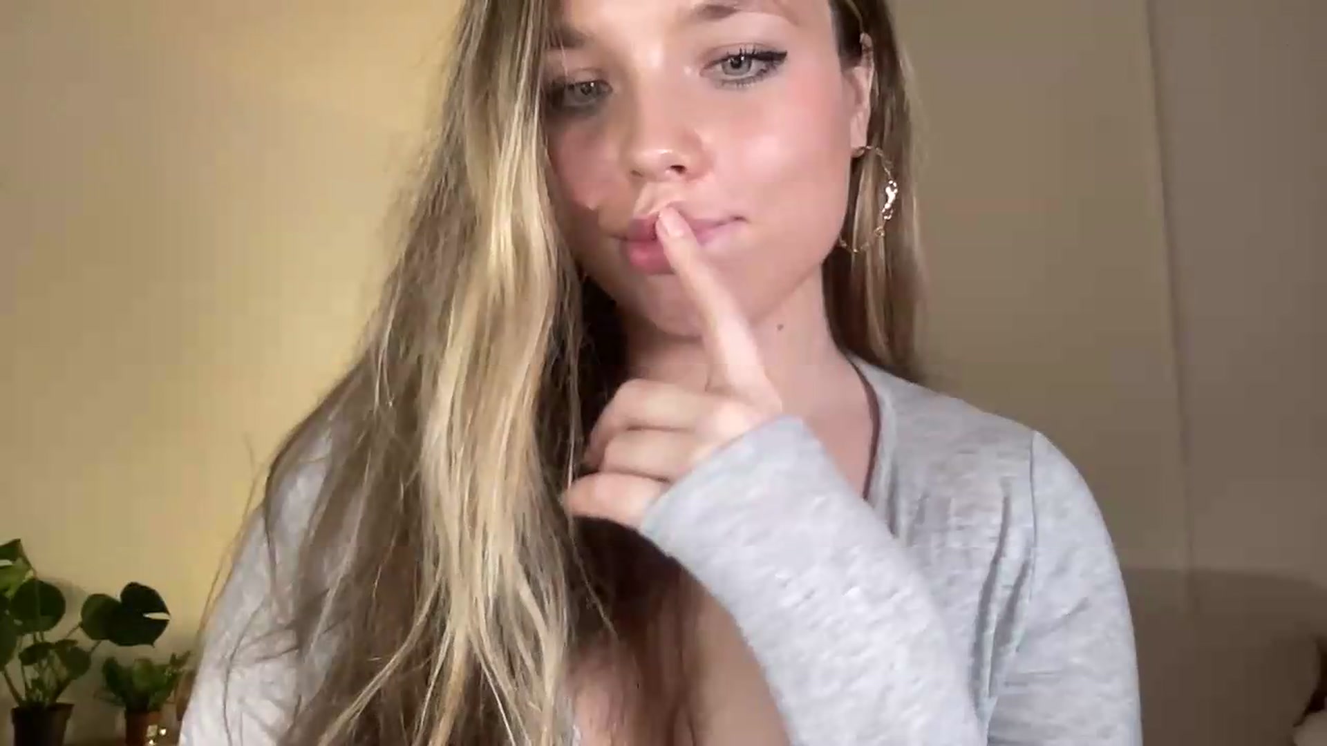 Gallery image thumbnail from SabrinaGolden's myfreecams stream on, 07/10/2026, 23:48 image 6 of 20