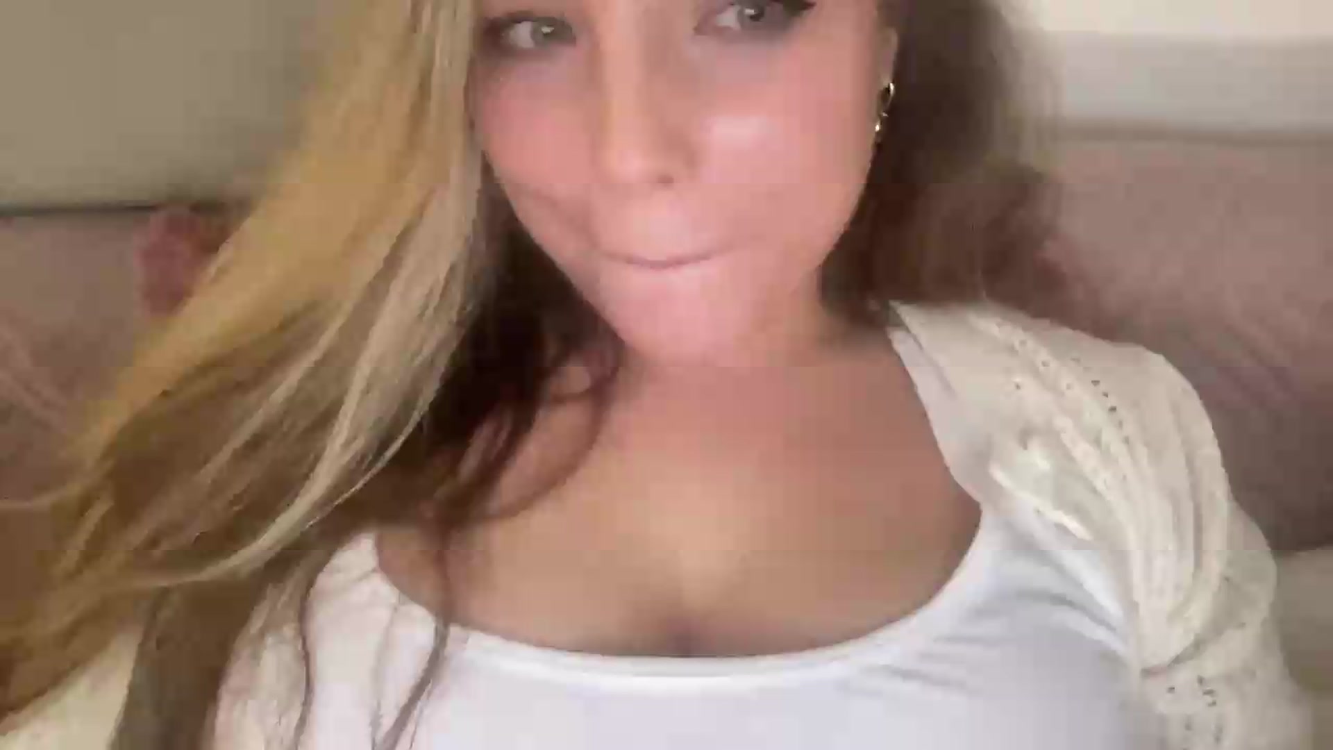 Gallery image thumbnail from SabrinaGolden's myfreecams stream on, 07/13/2026, 24:01 image 1 of 20