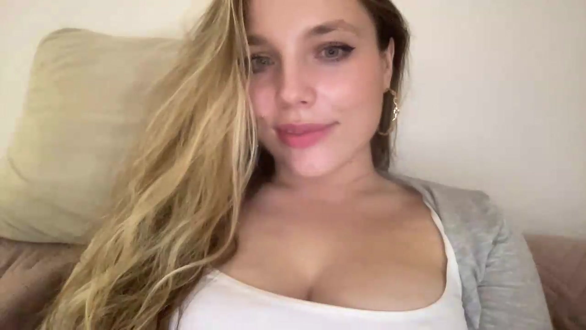 Gallery image thumbnail from SabrinaGolden's myfreecams stream on, 07/18/2026, 03:12 image 16 of 20