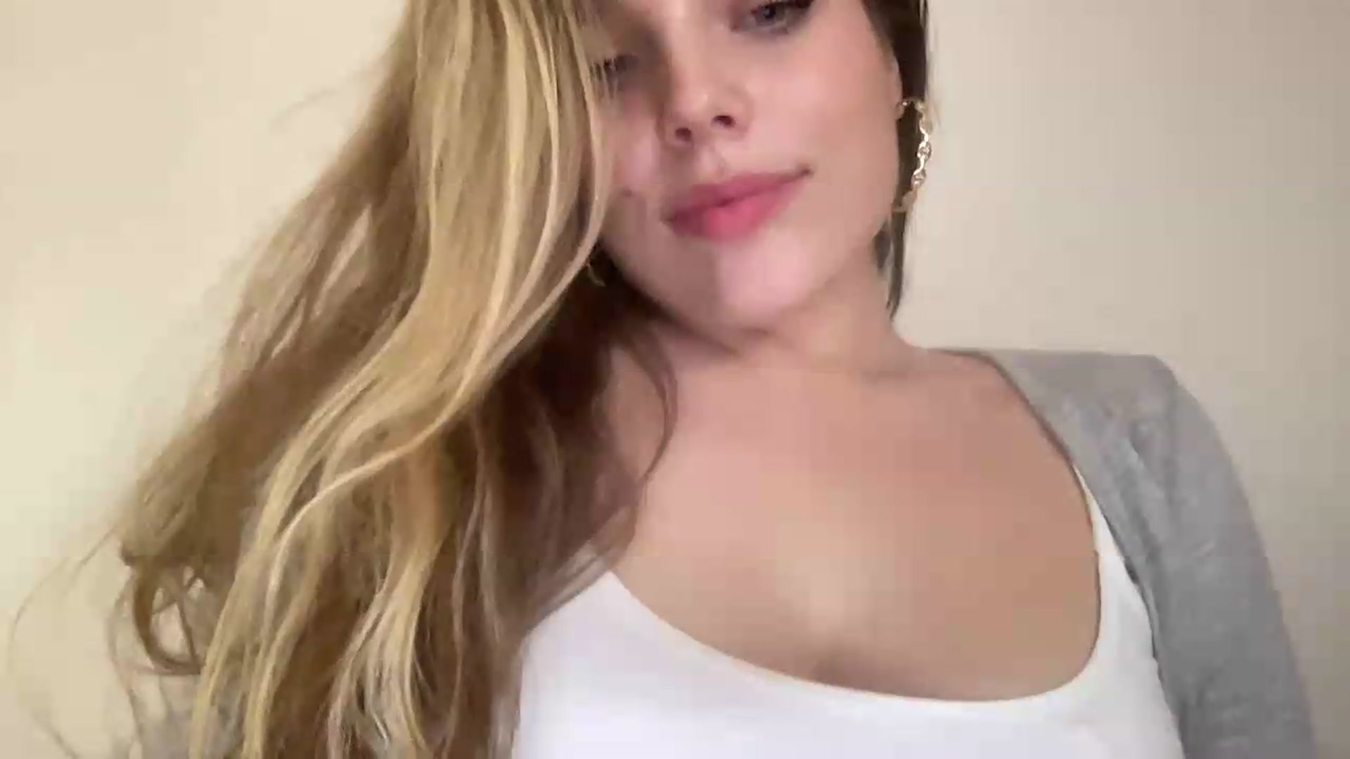 Gallery image thumbnail from SabrinaGolden's myfreecams stream on, 07/18/2026, 03:12 image 17 of 20
