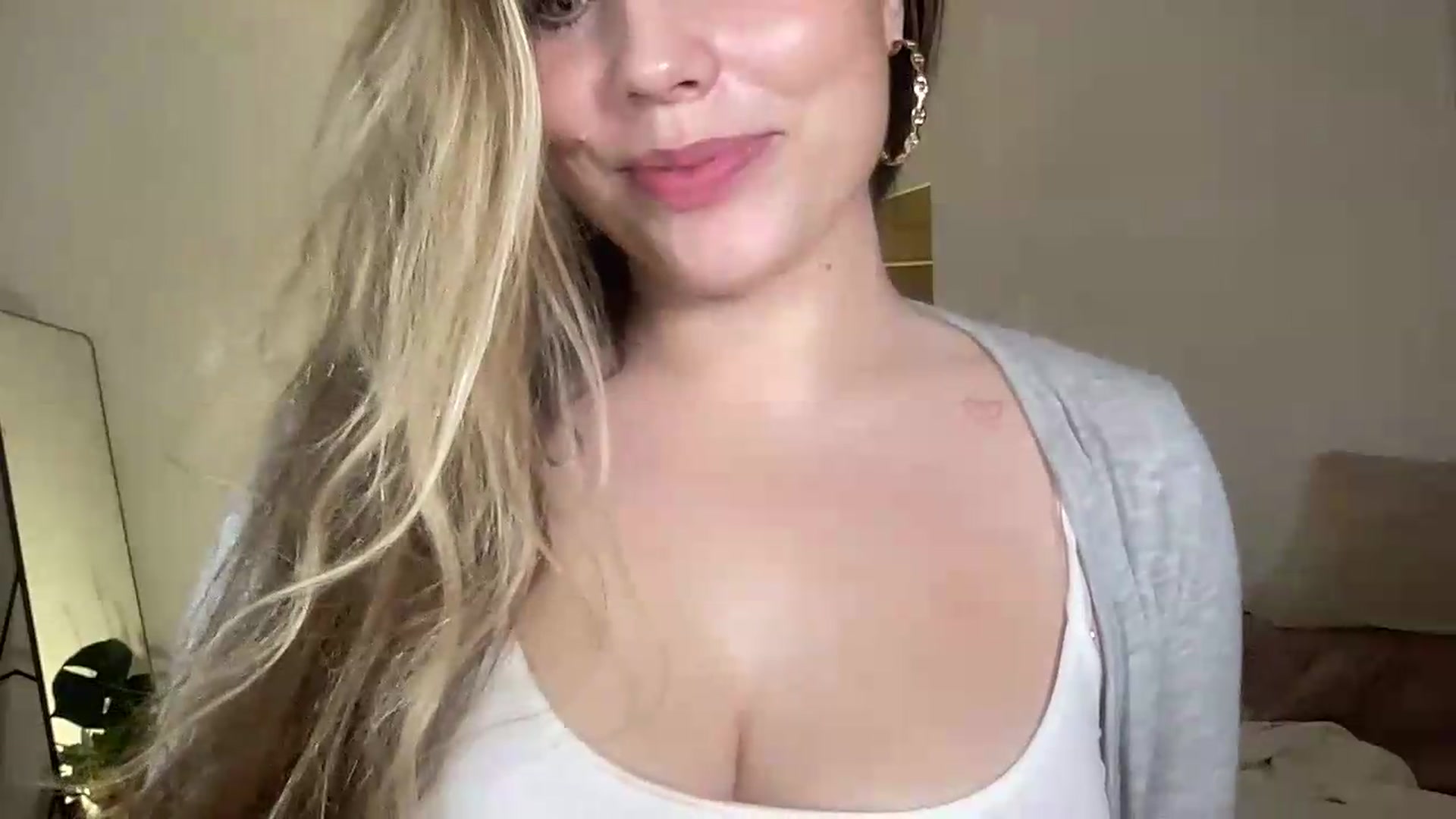 Gallery image thumbnail from SabrinaGolden's myfreecams stream on, 07/18/2026, 03:12 image 13 of 20