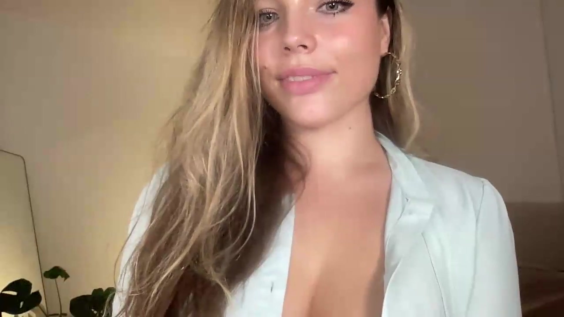 Gallery image thumbnail from SabrinaGolden's myfreecams stream on, 07/19/2026, 22:35 image 14 of 20