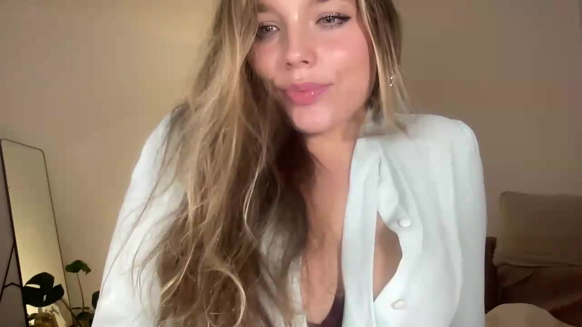Gallery image thumbnail from SabrinaGolden's myfreecams stream on, 07/19/2026, 22:35 image 8 of 20