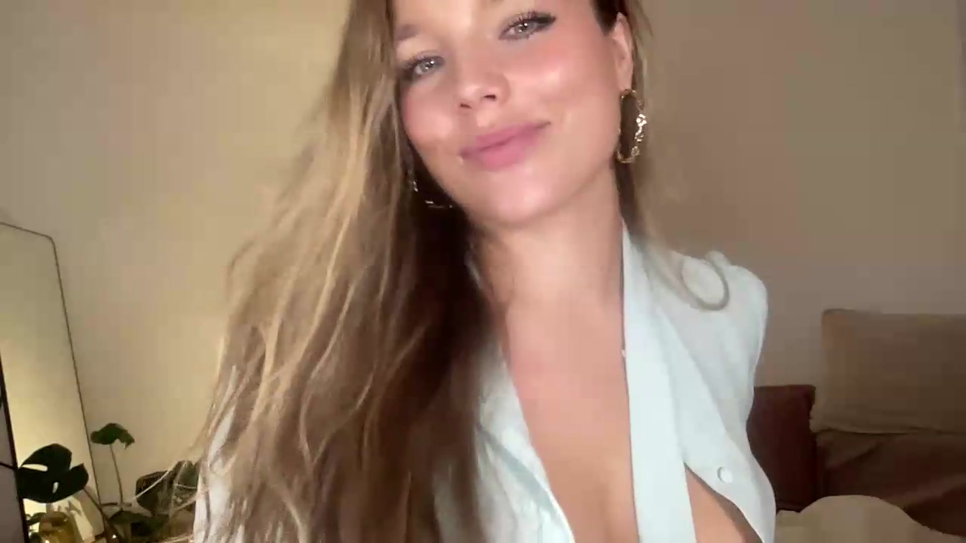 Gallery image thumbnail from SabrinaGolden's myfreecams stream on, 07/19/2026, 22:35 image 10 of 20