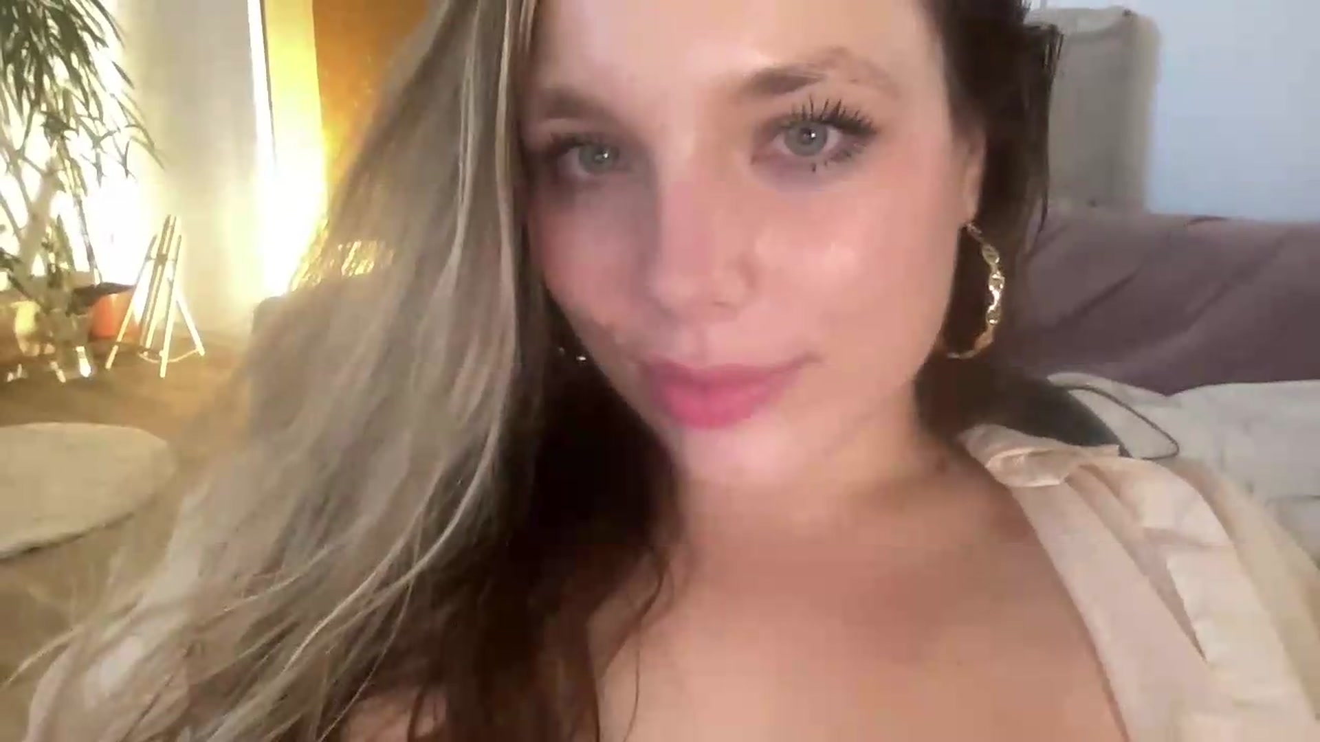Gallery image thumbnail from SabrinaGolden's myfreecams stream on, 07/20/2026, 04:02 image 18 of 20