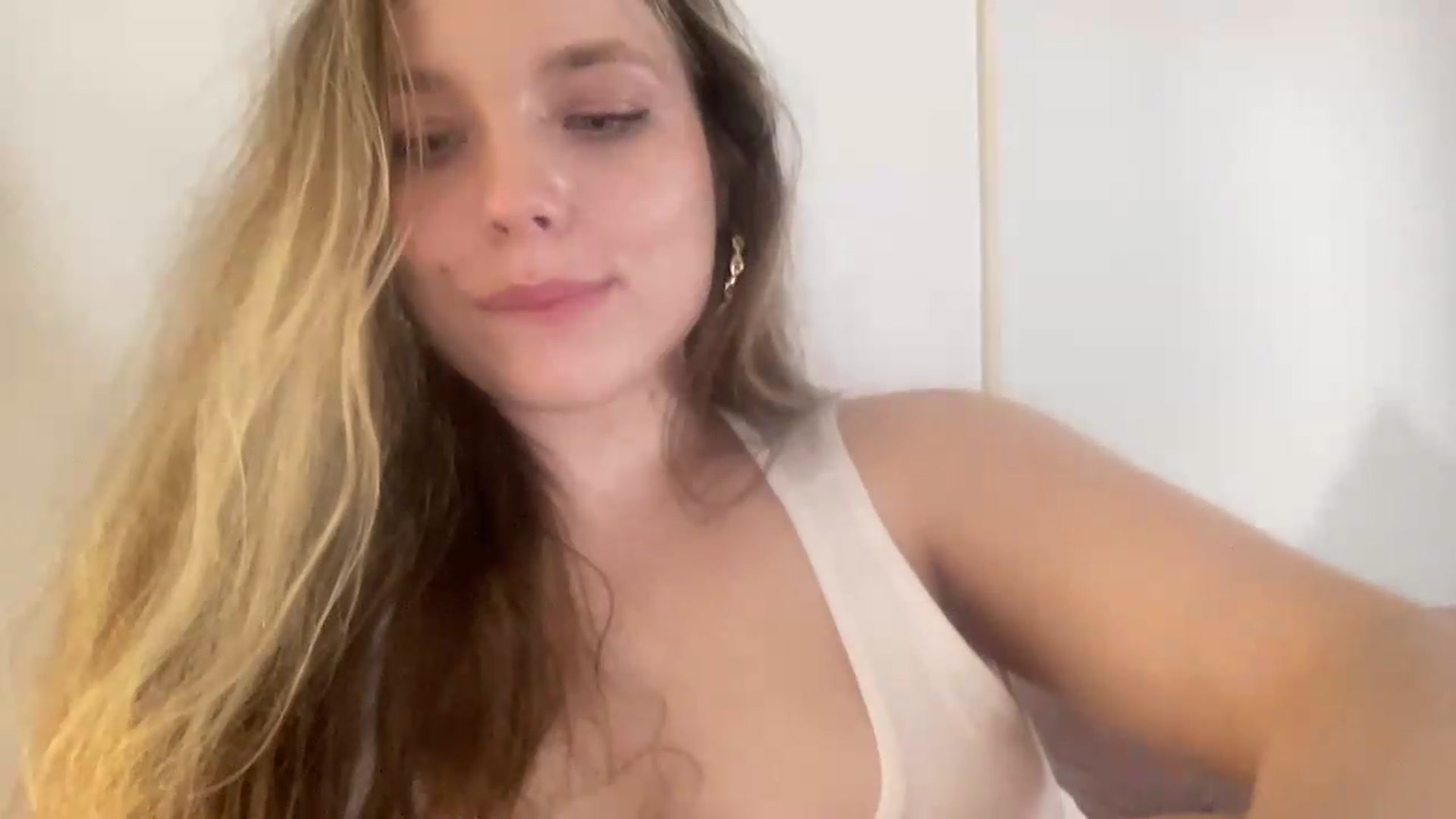 Gallery image thumbnail from SabrinaGolden's myfreecams stream on, 08/03/2026, 03:35 image 6 of 20