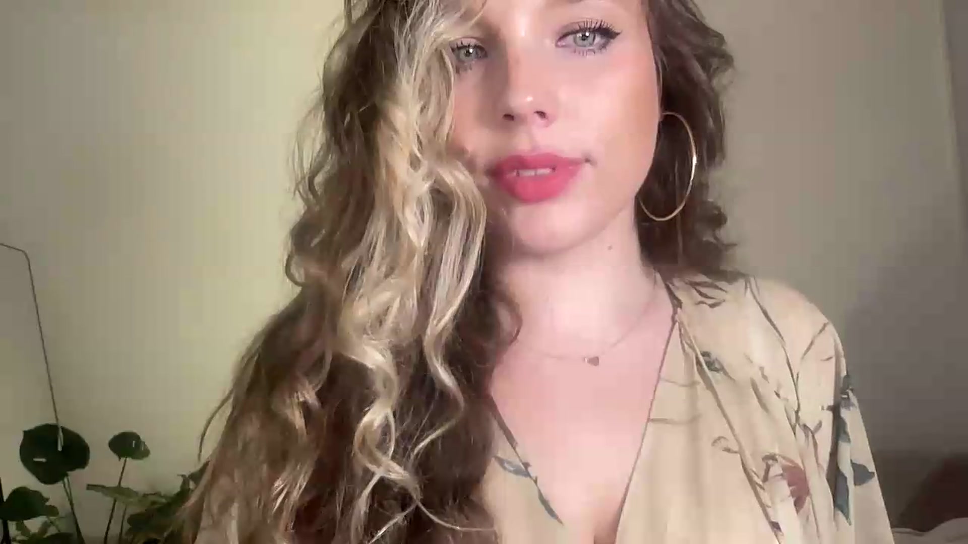 Gallery image thumbnail from SabrinaGolden's myfreecams stream on, 08/31/2026, 22:44 image 4 of 20