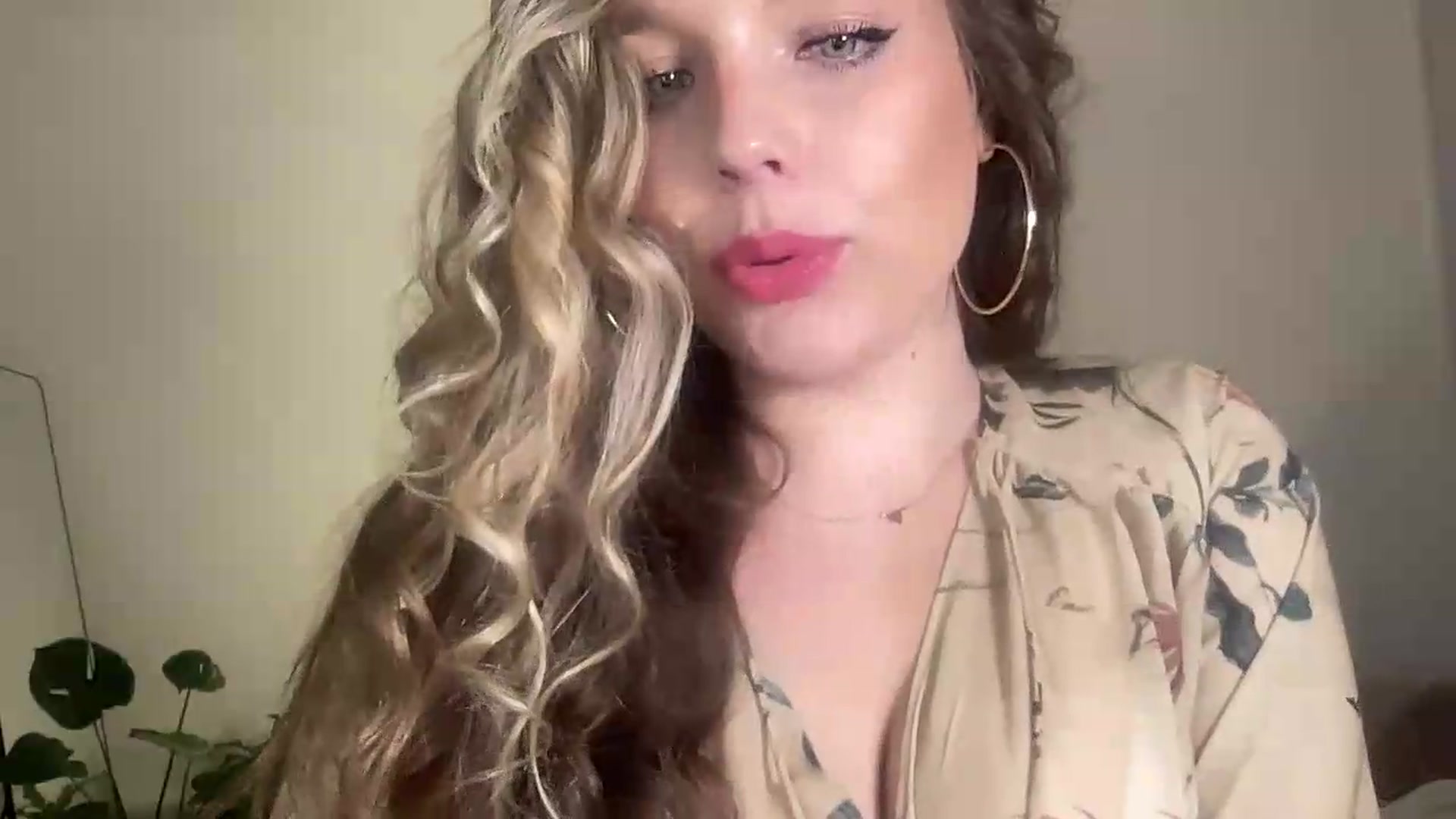 Gallery image thumbnail from SabrinaGolden's myfreecams stream on, 08/31/2026, 22:44 image 5 of 20