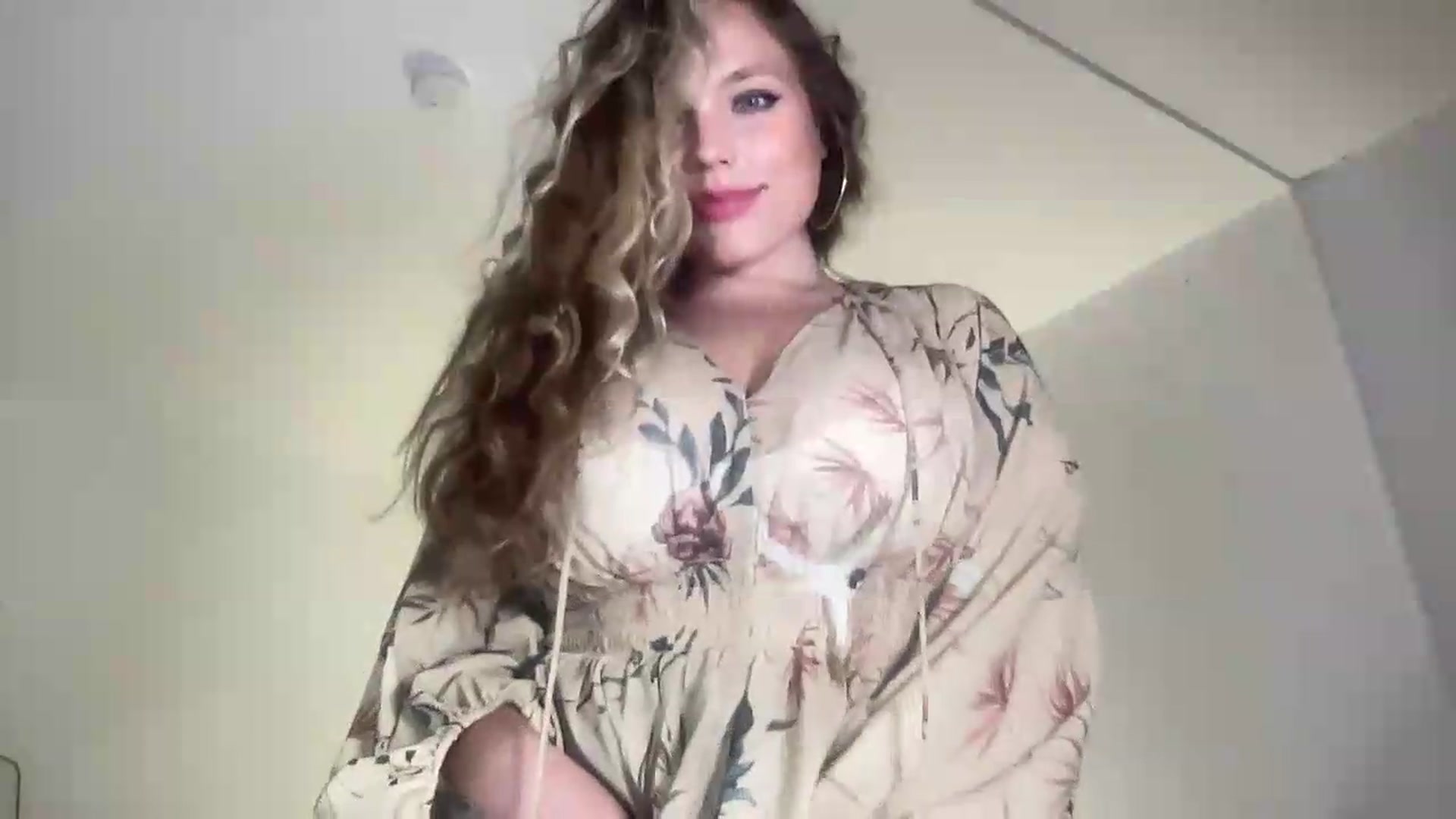 Gallery image thumbnail from SabrinaGolden's myfreecams stream on, 08/31/2026, 22:44 image 14 of 20