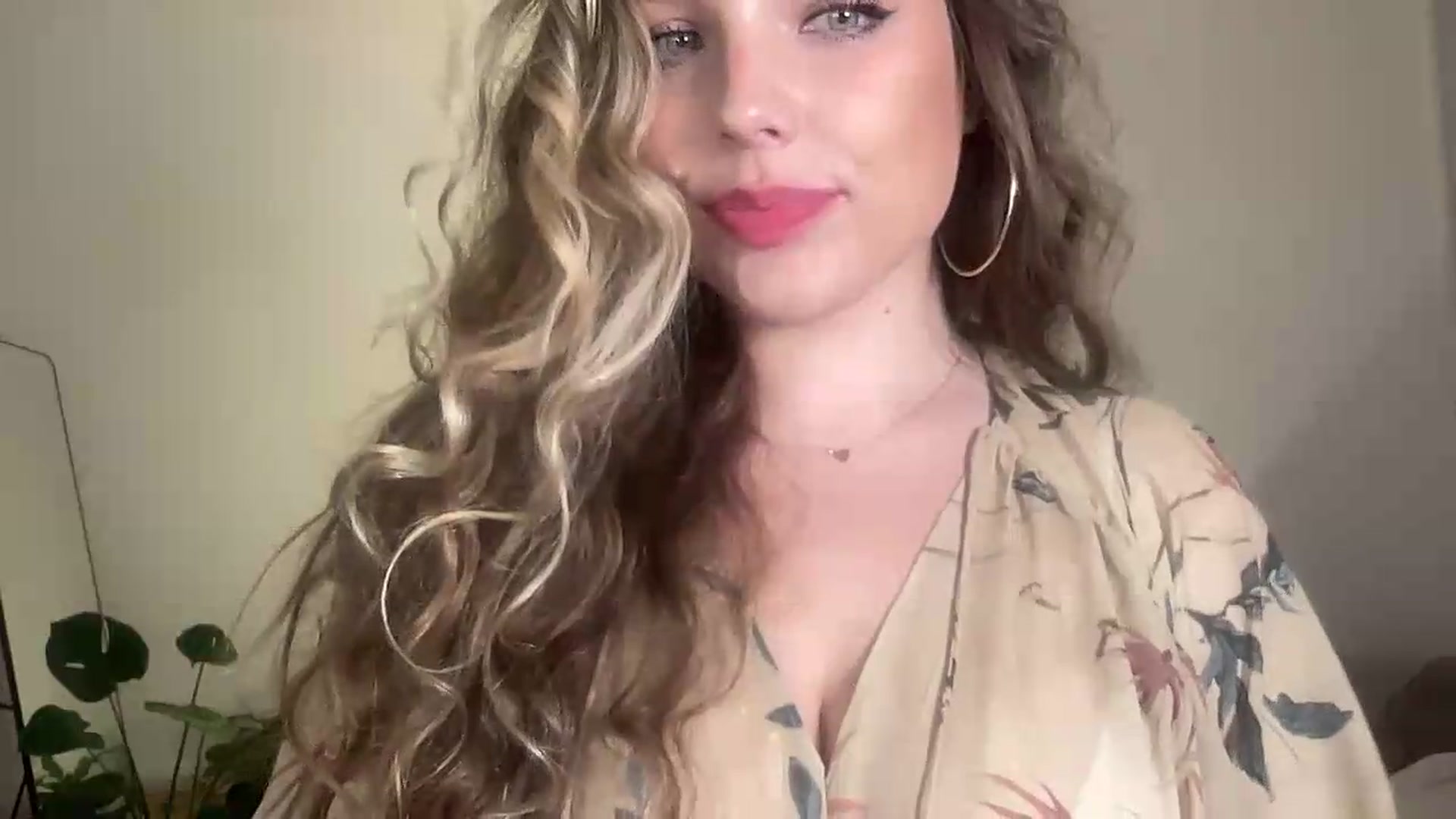 Gallery image thumbnail from SabrinaGolden's myfreecams stream on, 08/31/2026, 22:44 image 15 of 20
