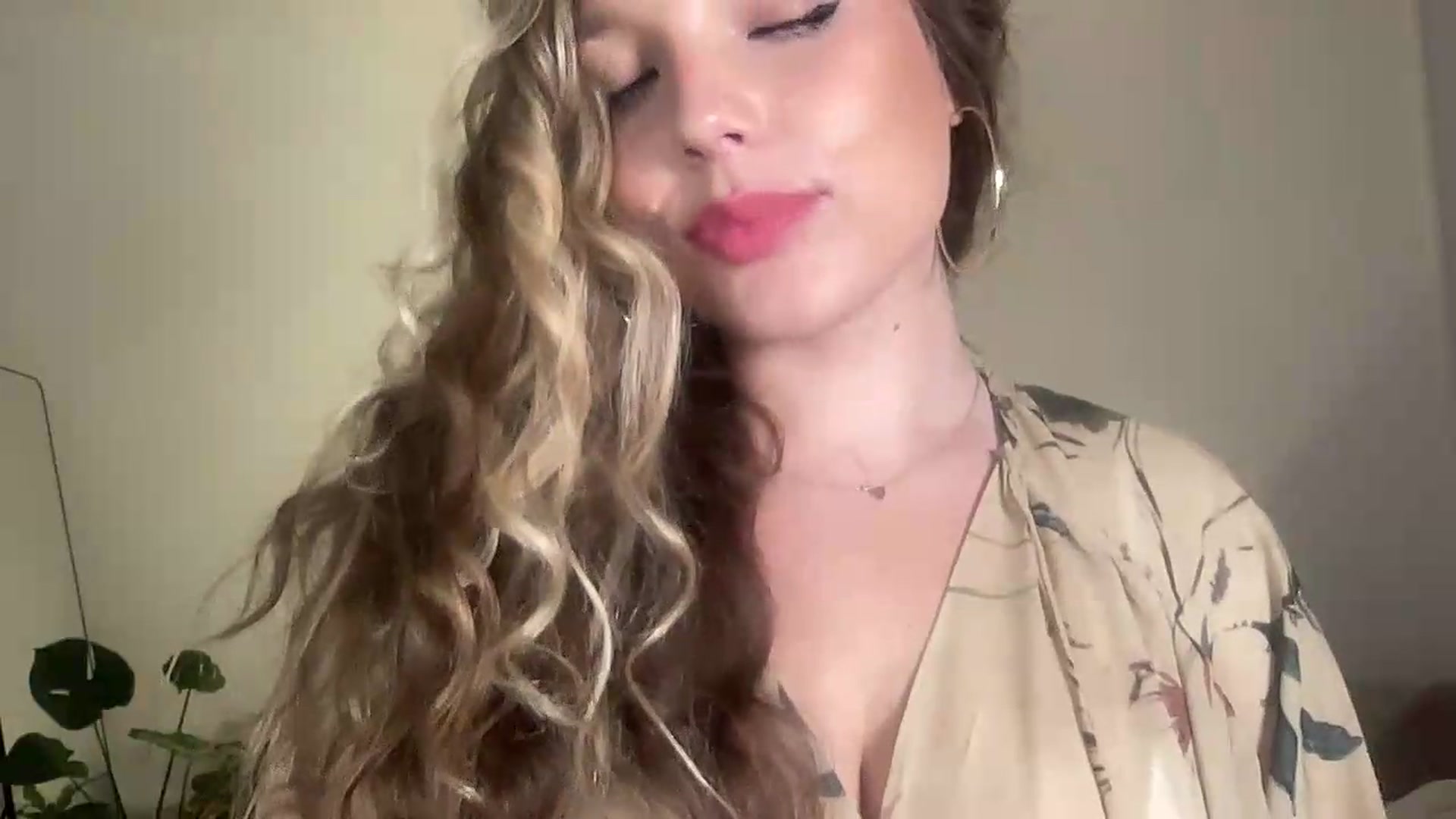 Gallery image thumbnail from SabrinaGolden's myfreecams stream on, 08/31/2026, 22:44 image 12 of 20
