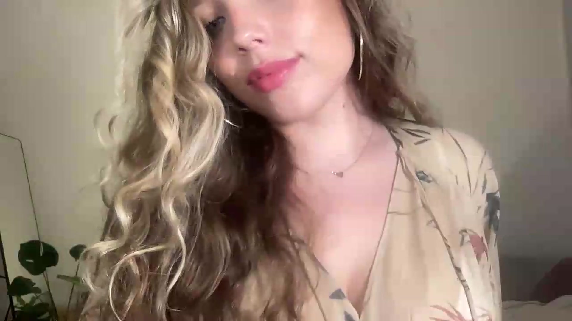 Gallery image thumbnail from SabrinaGolden's myfreecams stream on, 08/31/2026, 22:44 image 16 of 20