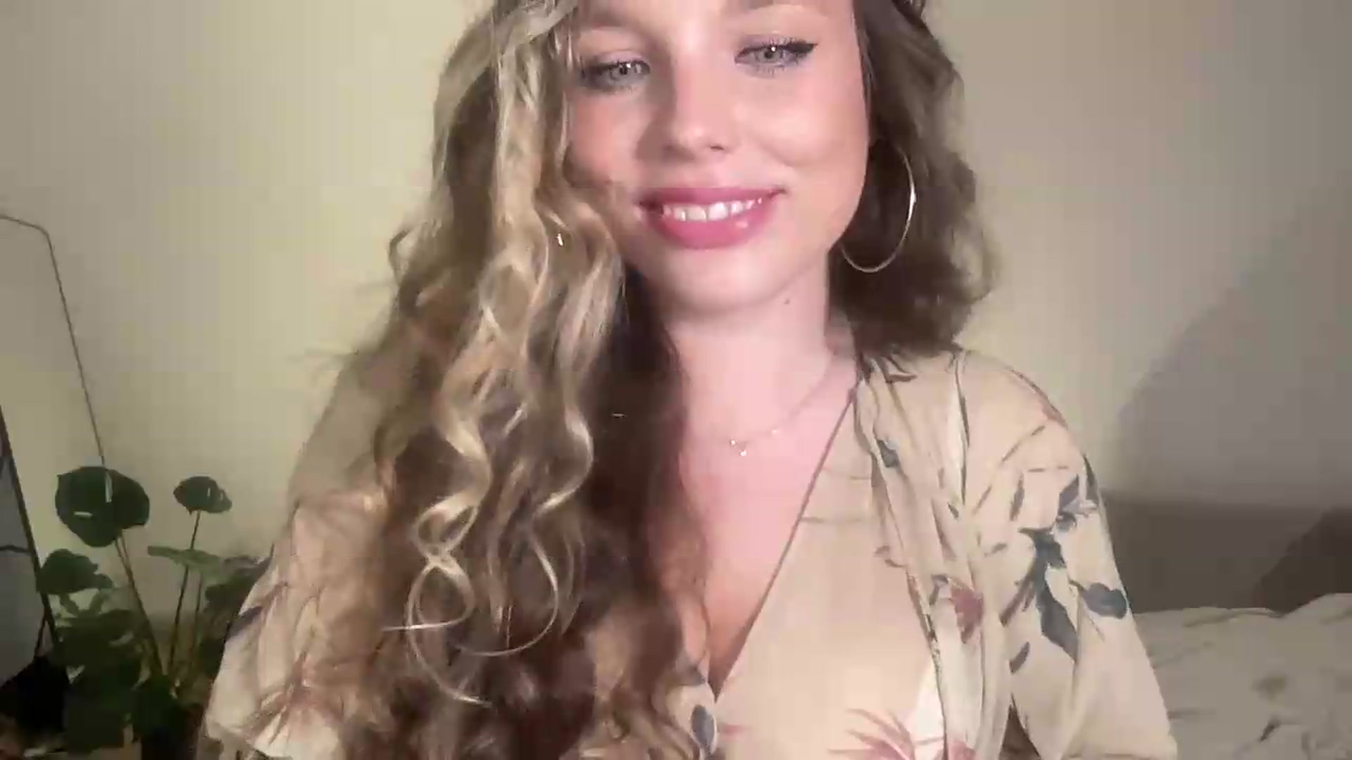 Gallery image thumbnail from SabrinaGolden's myfreecams stream on, 08/31/2026, 22:44 image 17 of 20