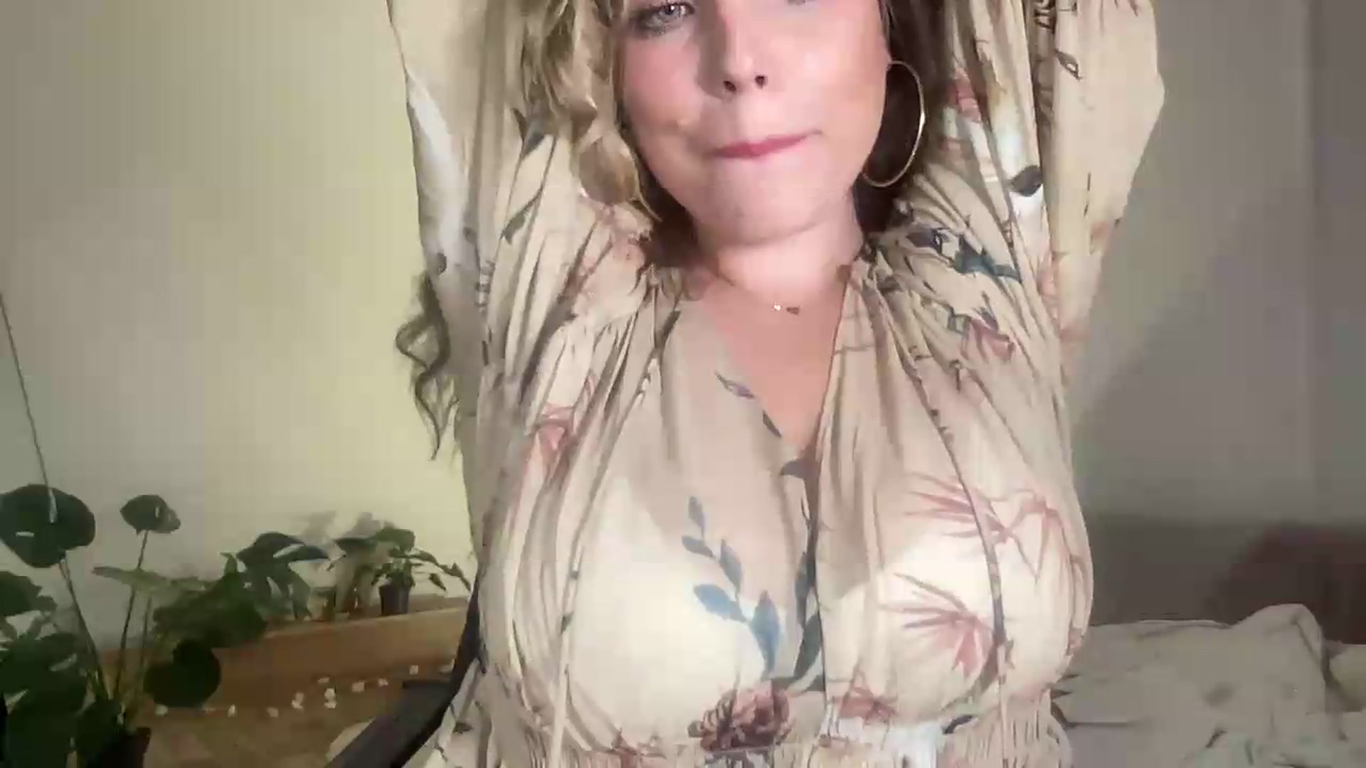 Gallery image thumbnail from SabrinaGolden's myfreecams stream on, 08/31/2026, 22:44 image 20 of 20