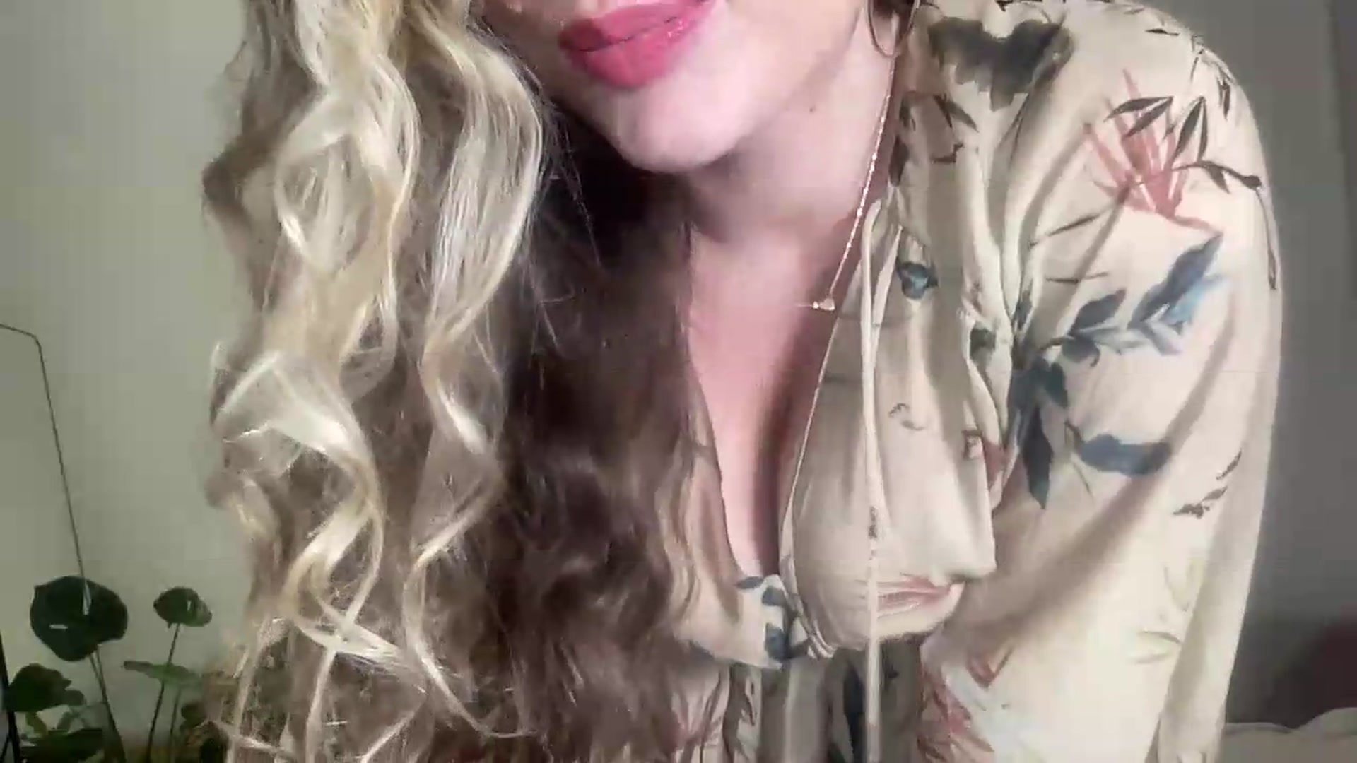 Gallery image thumbnail from SabrinaGolden's myfreecams stream on, 08/31/2026, 22:44 image 13 of 20