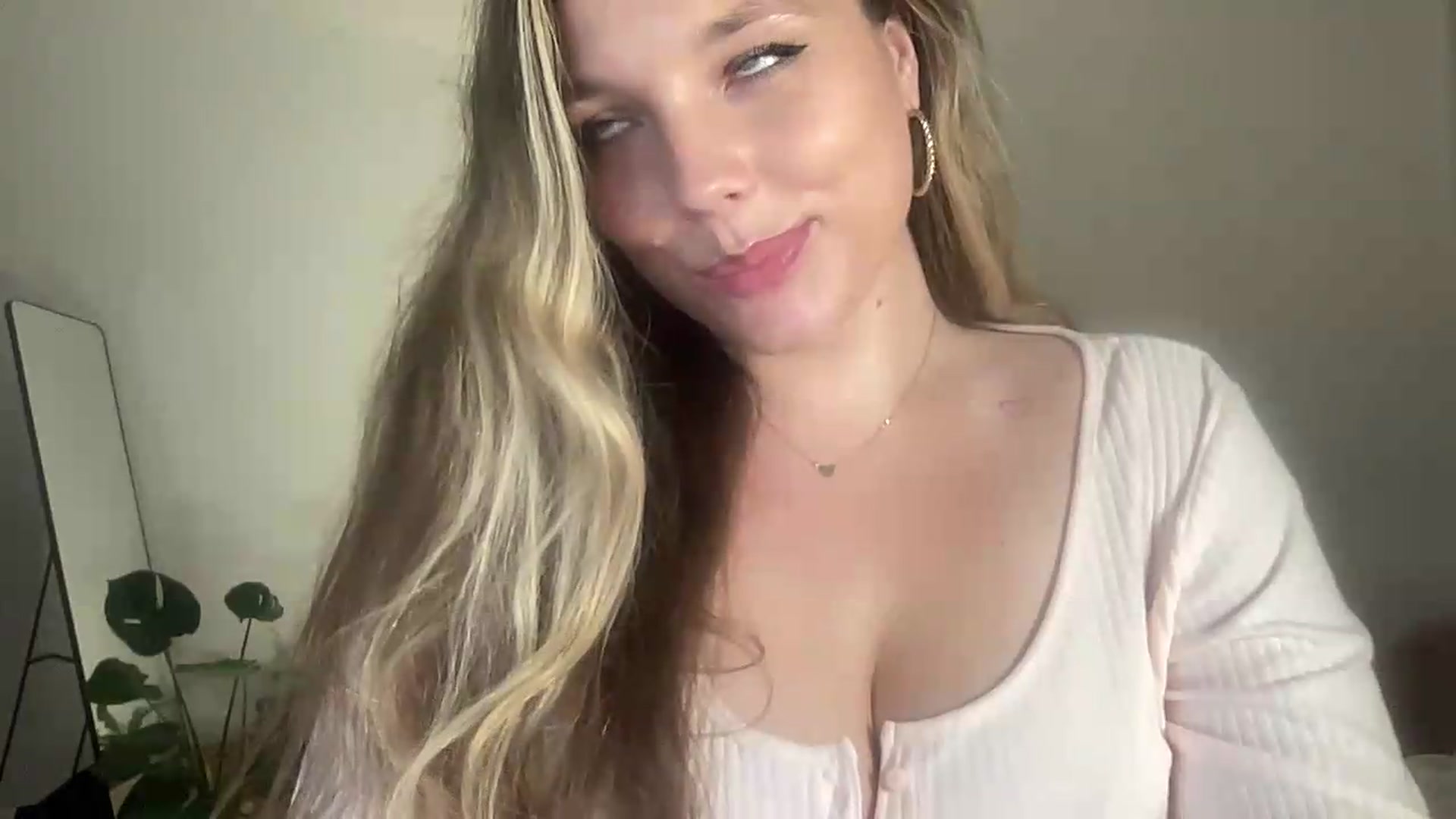 Gallery image thumbnail from SabrinaGolden's myfreecams stream on, 09/01/2026, 21:41 image 16 of 20