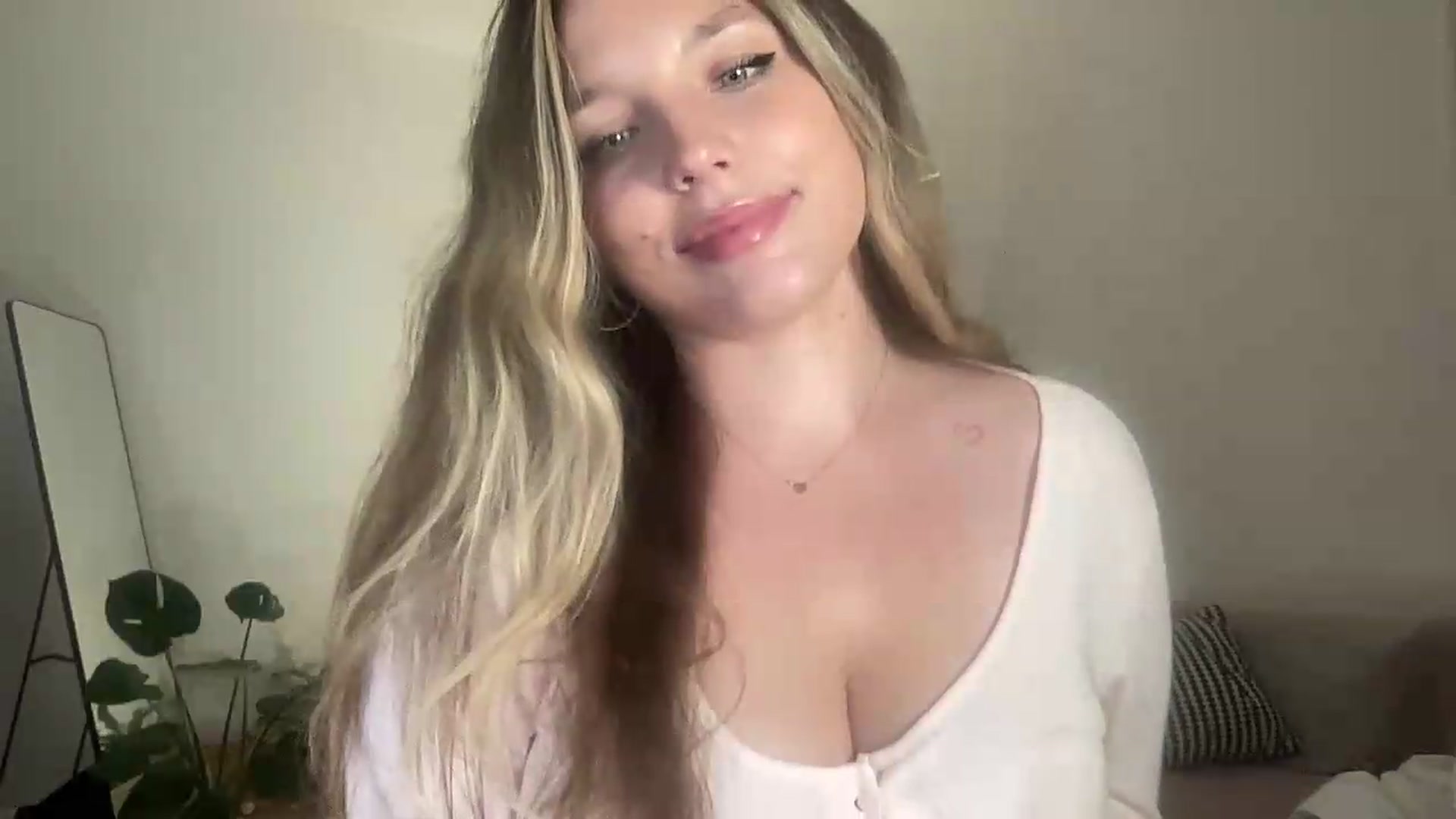 Gallery image thumbnail from SabrinaGolden's myfreecams stream on, 09/01/2026, 21:41 image 12 of 20
