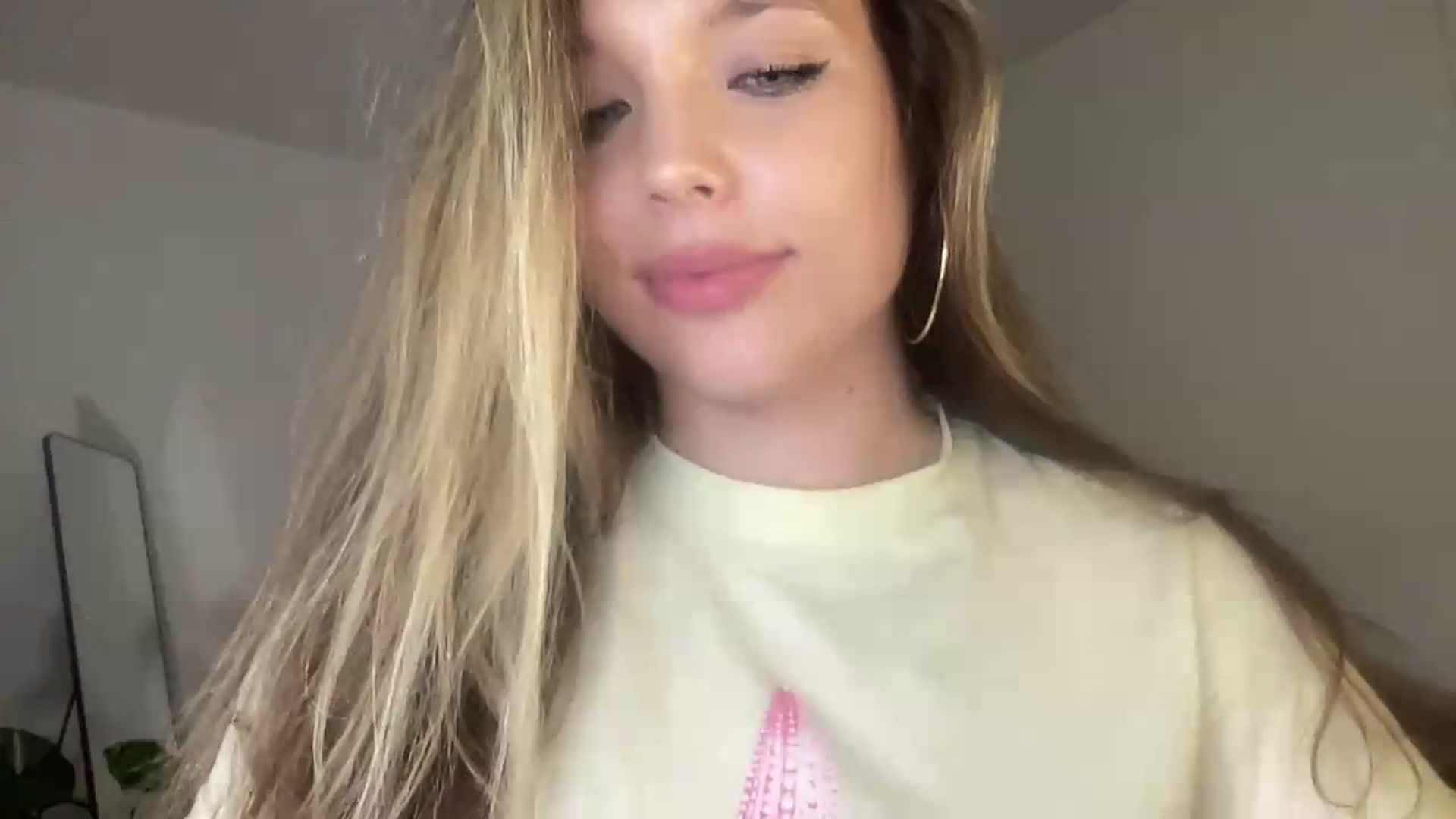 Gallery image thumbnail from SabrinaGolden's myfreecams stream on, 09/03/2026, 23:14 image 6 of 20