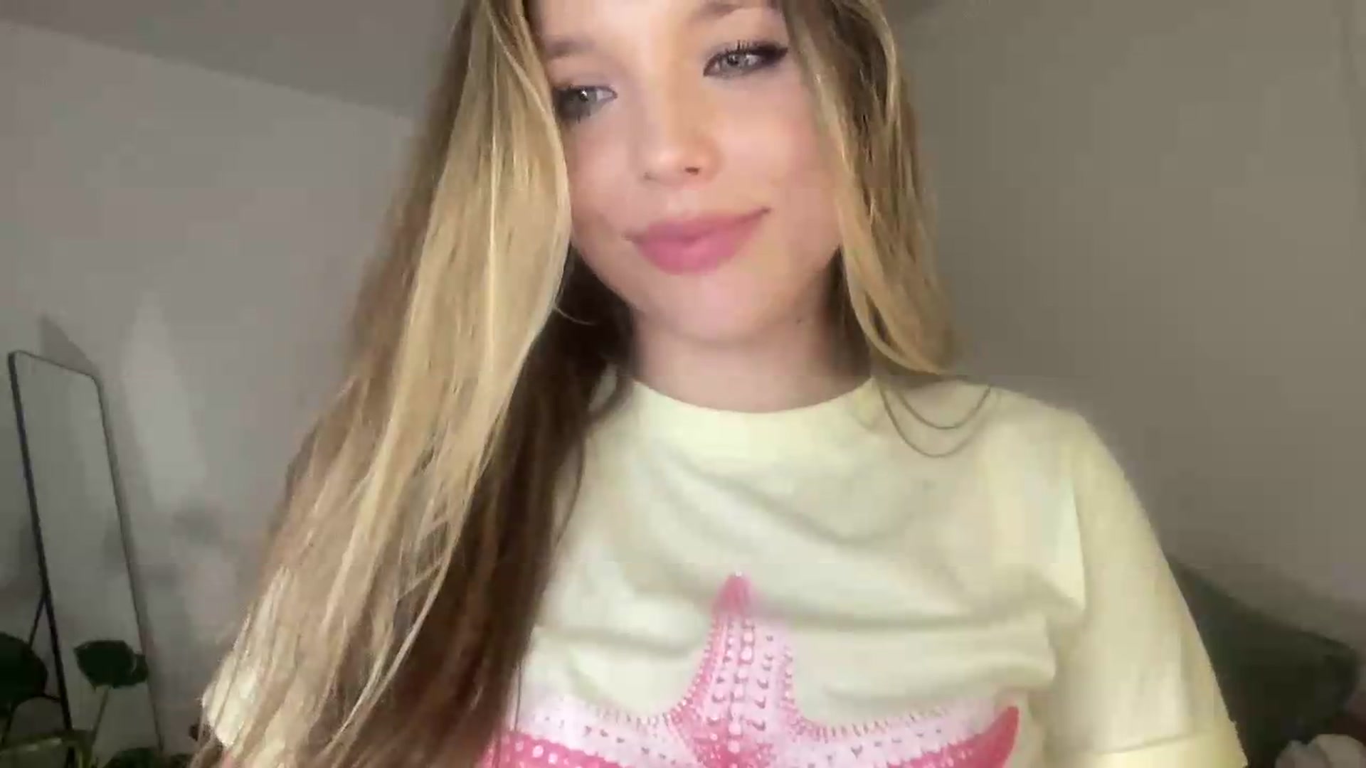 Gallery image thumbnail from SabrinaGolden's myfreecams stream on, 09/03/2026, 23:14 image 19 of 20