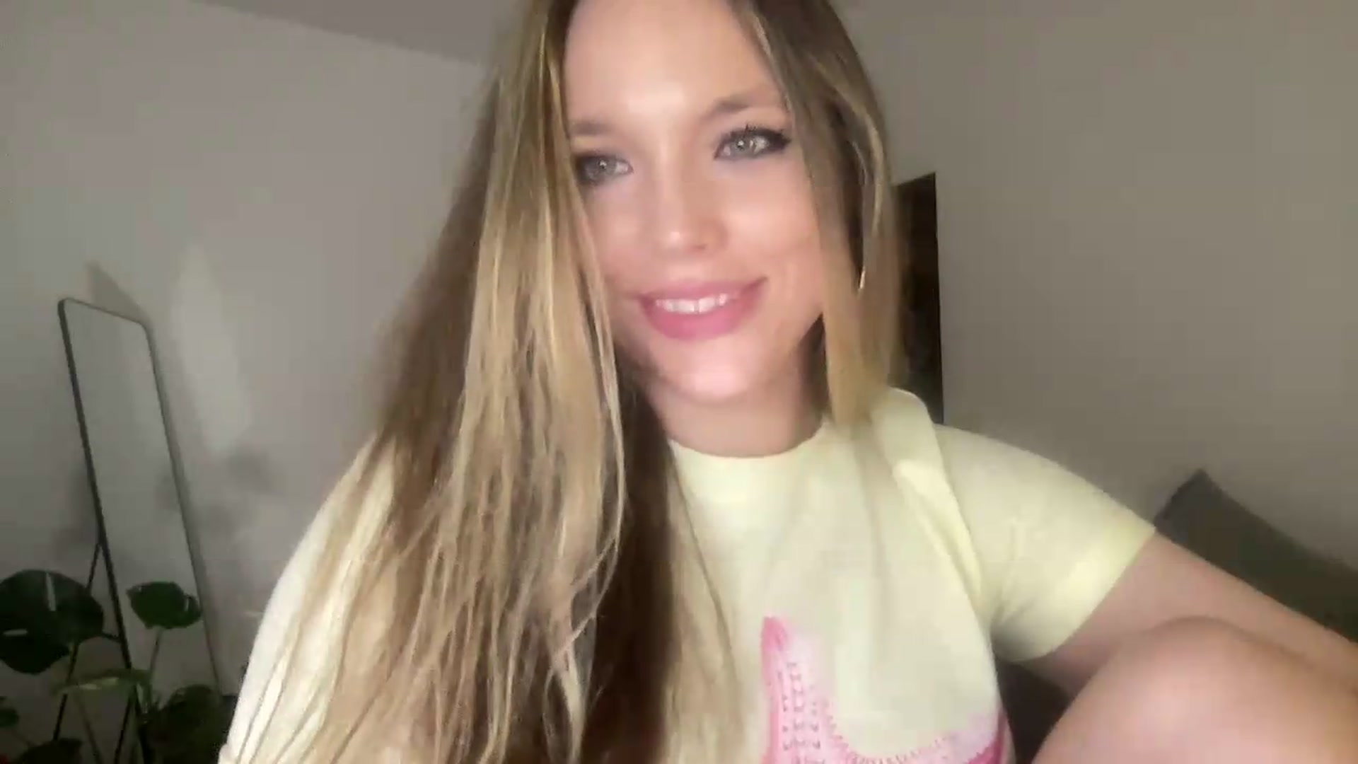 Gallery image thumbnail from SabrinaGolden's myfreecams stream on, 09/03/2026, 23:14 image 17 of 20