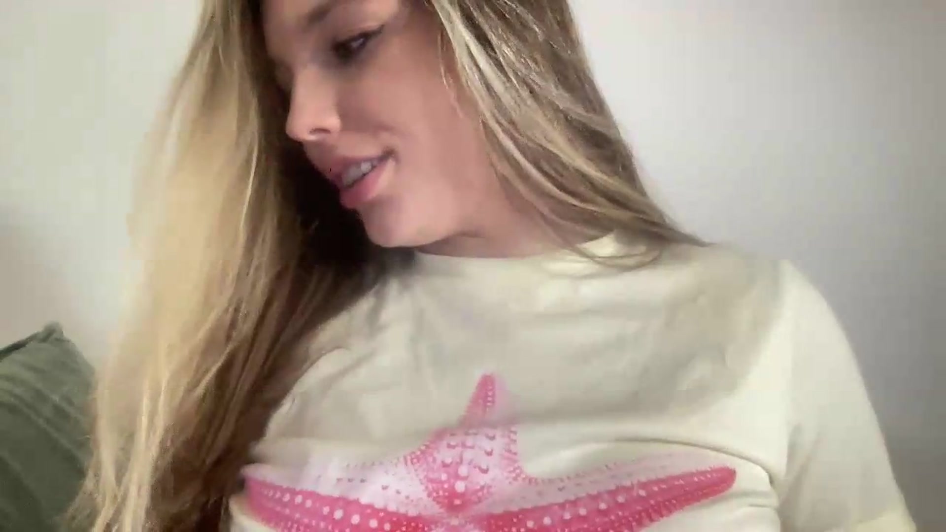 Gallery image thumbnail from SabrinaGolden's myfreecams stream on, 09/04/2026, 24:02 image 4 of 20