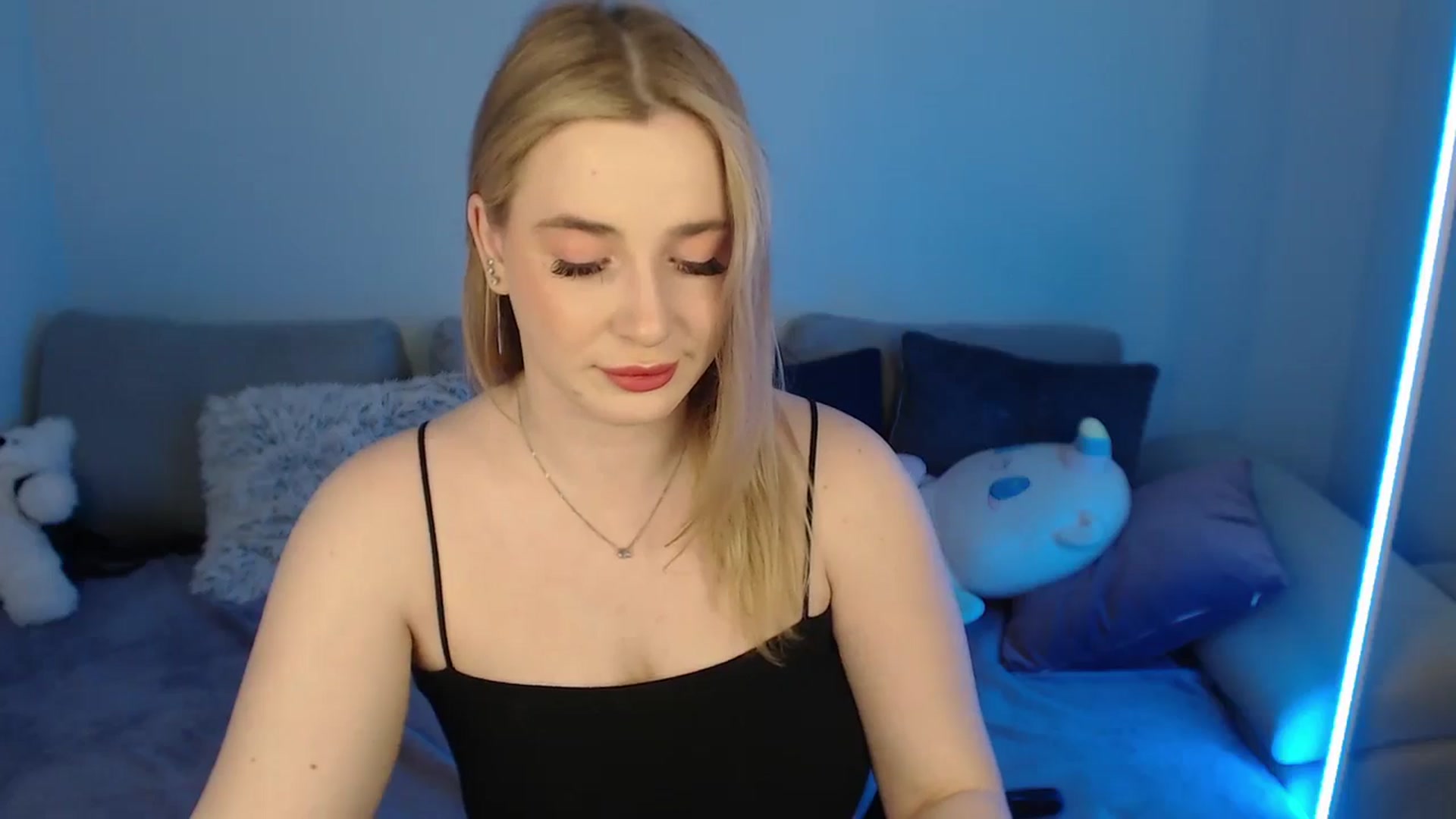 Gallery image thumbnail from SabrinaViolet's myfreecams stream on, 05/04/2024, 08:51 image 9 of 20