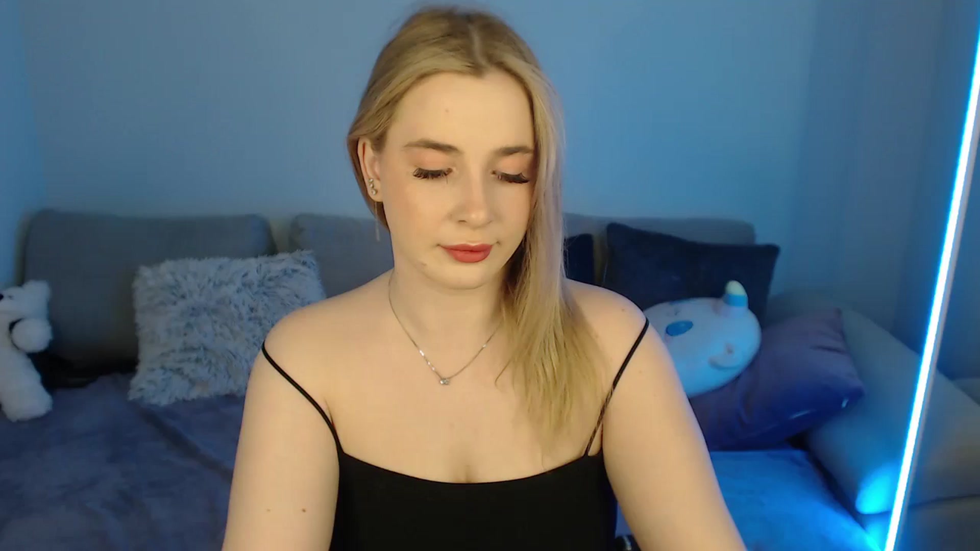 Gallery image thumbnail from SabrinaViolet's myfreecams stream on, 05/04/2024, 08:51 image 6 of 20