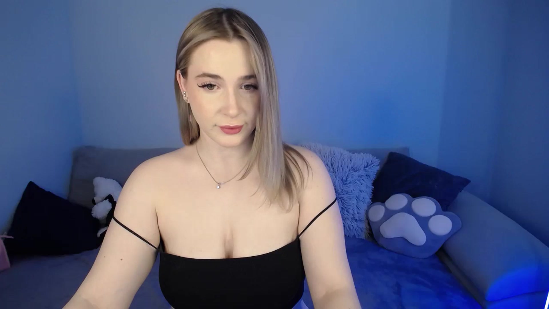 Gallery image thumbnail from SabrinaViolet's myfreecams stream on, 05/24/2024, 08:44 image 3 of 20