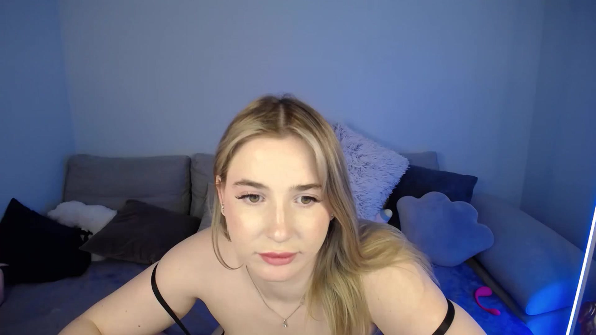 Gallery image thumbnail from SabrinaViolet's myfreecams stream on, 05/31/2024, 12:39 image 6 of 20