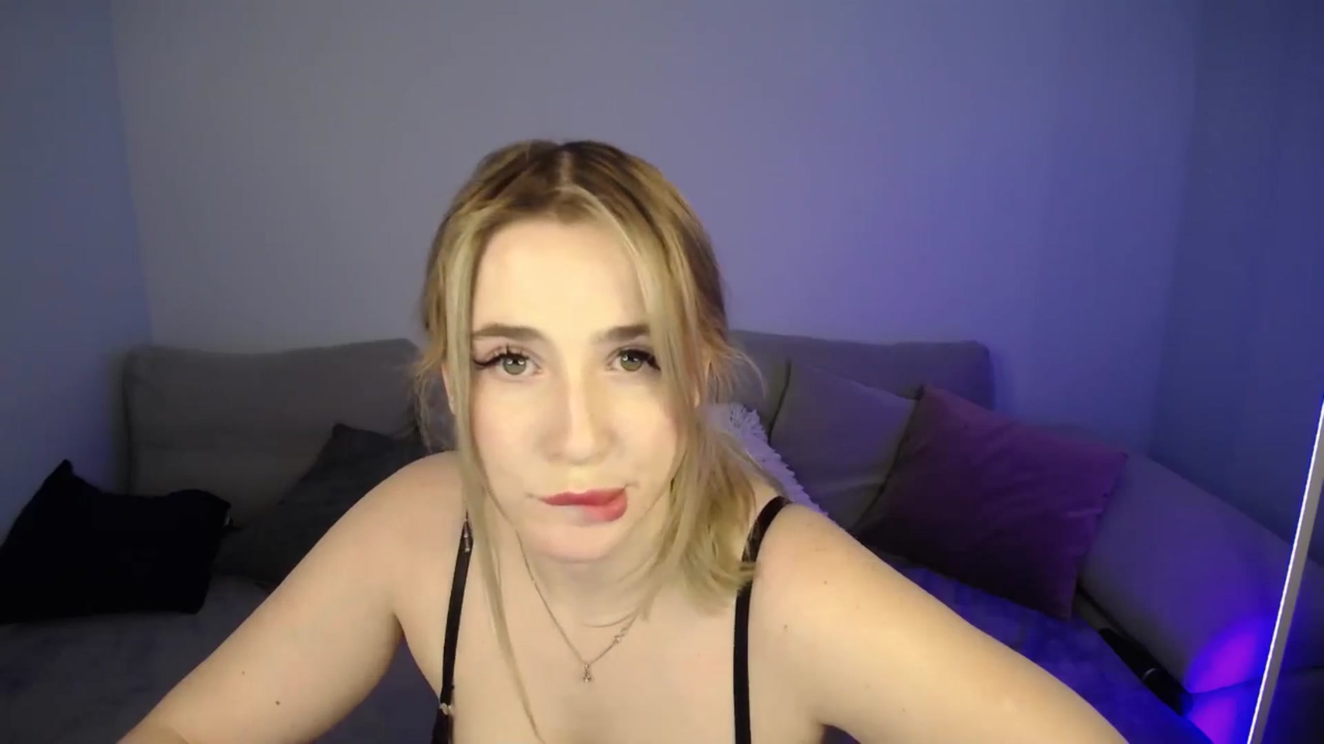 Gallery image thumbnail from SabrinaViolet's myfreecams stream on, 06/26/2024, 10:12 image 20 of 20