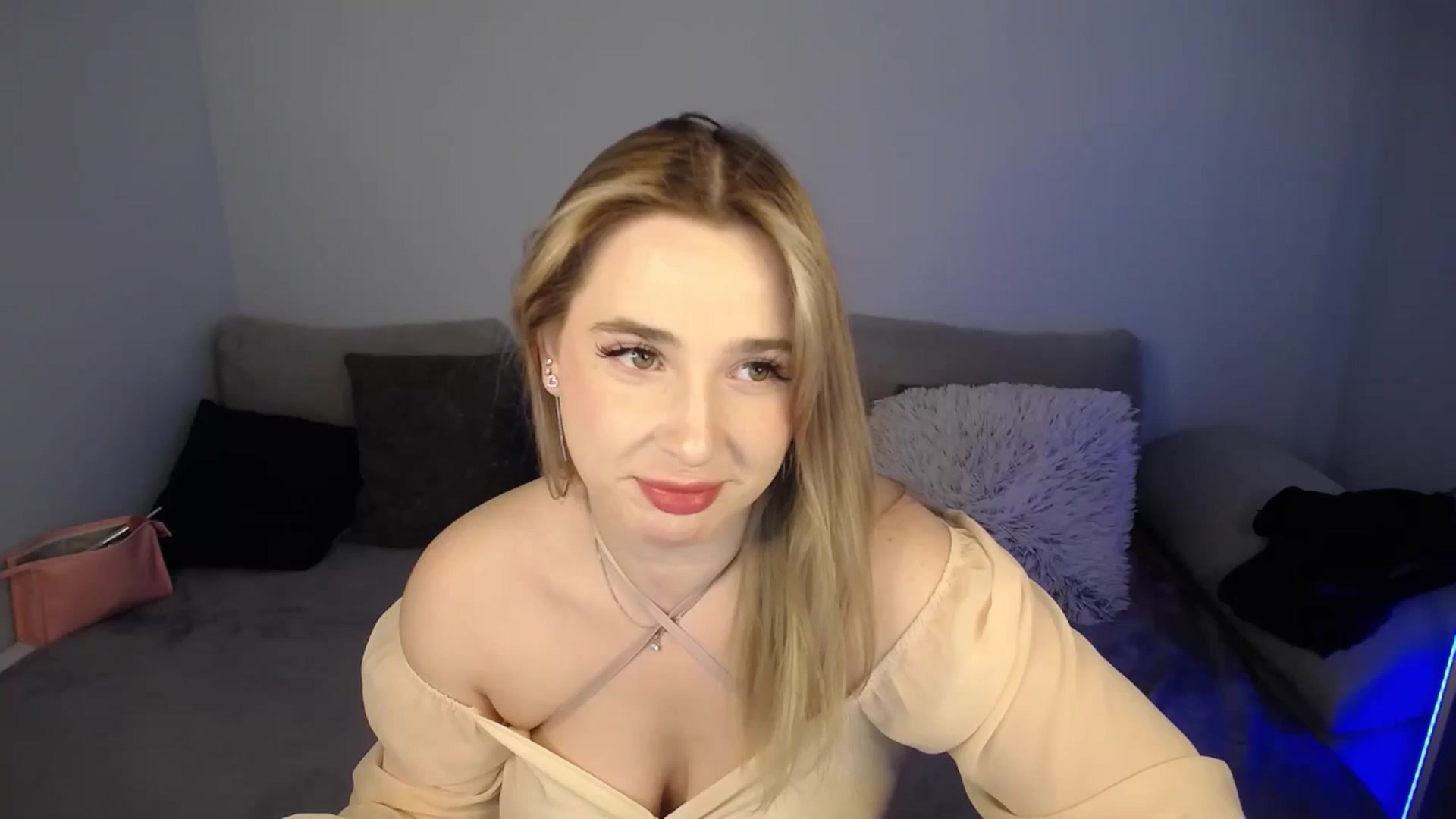 Gallery image thumbnail from SabrinaViolet's myfreecams stream on, 06/30/2024, 10:24 image 1 of 20