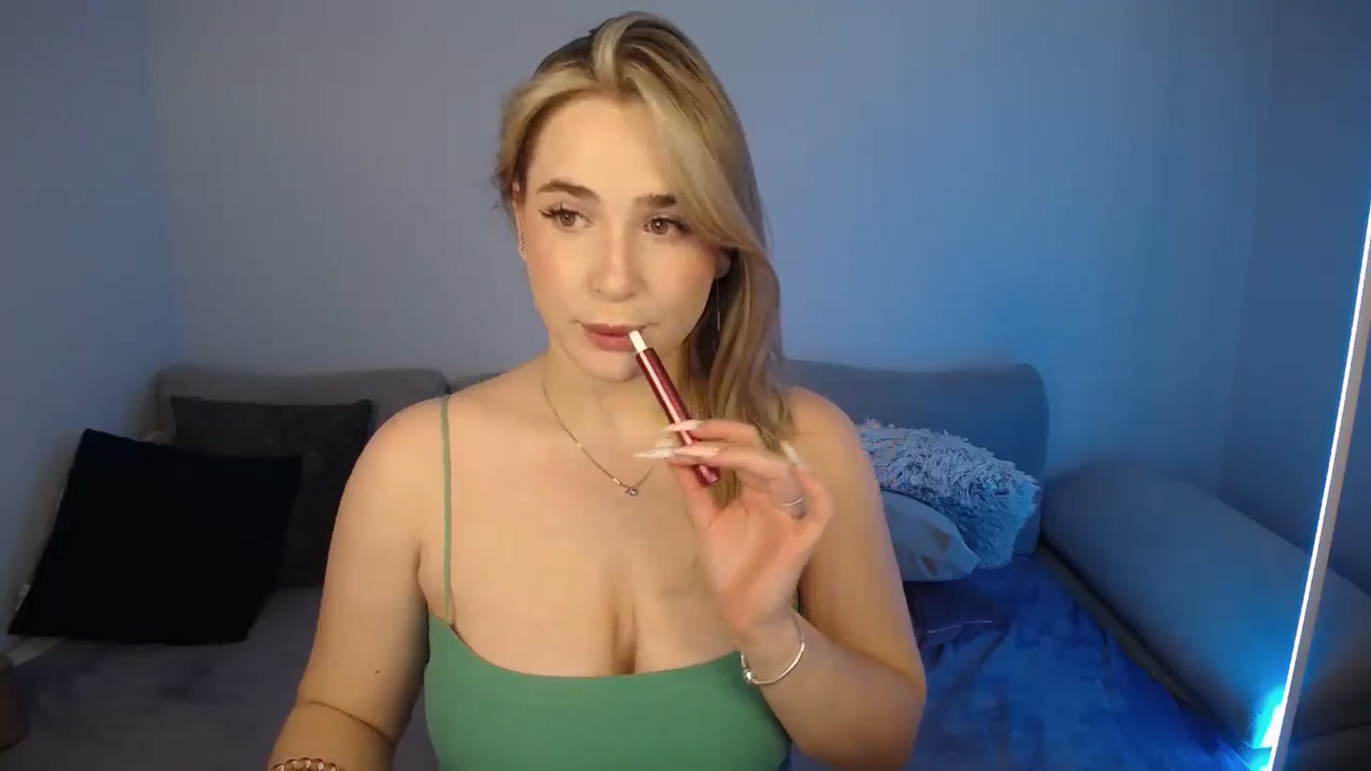 Gallery image thumbnail from SabrinaViolet's myfreecams stream on, 07/31/2024, 10:19 image 10 of 20