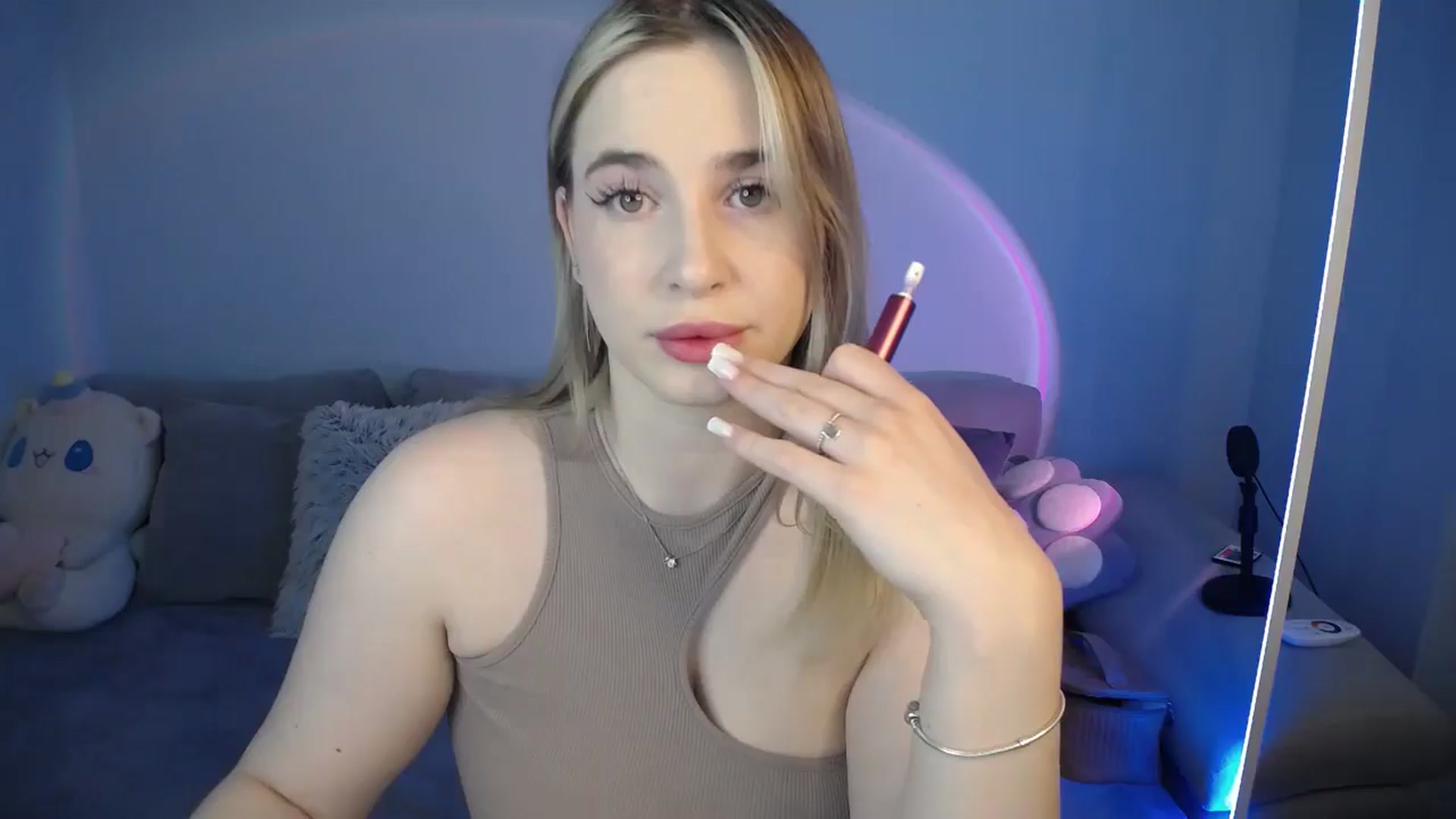 Gallery image thumbnail from SabrinaViolet's myfreecams stream on, 09/17/2024, 08:19 image 18 of 20
