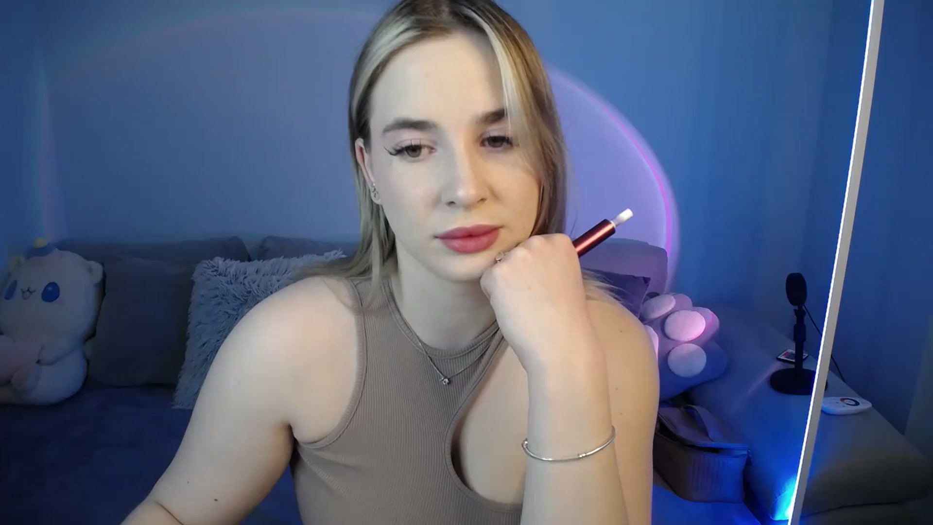 Gallery image thumbnail from SabrinaViolet's myfreecams stream on, 09/17/2024, 08:19 image 14 of 20