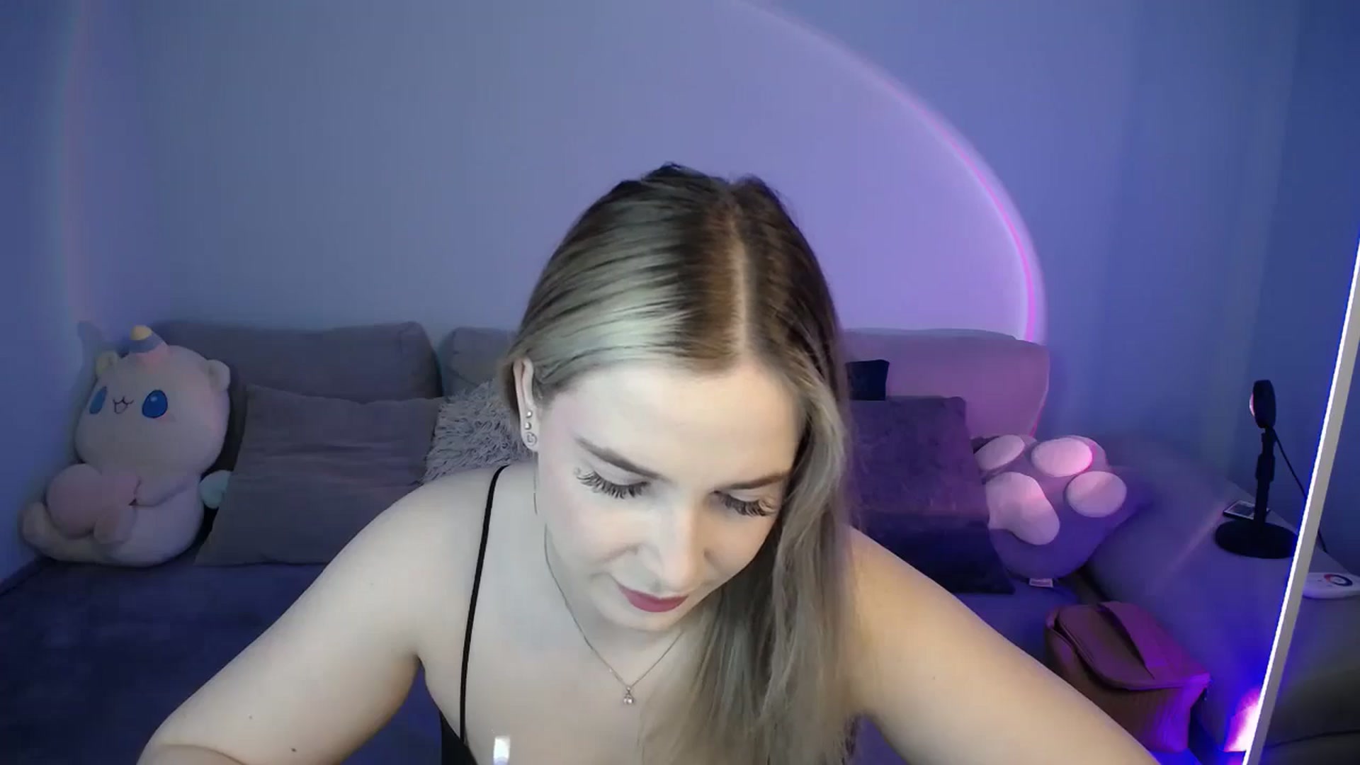 Gallery image thumbnail from SabrinaViolet's myfreecams stream on, 09/18/2024, 08:32 image 8 of 20