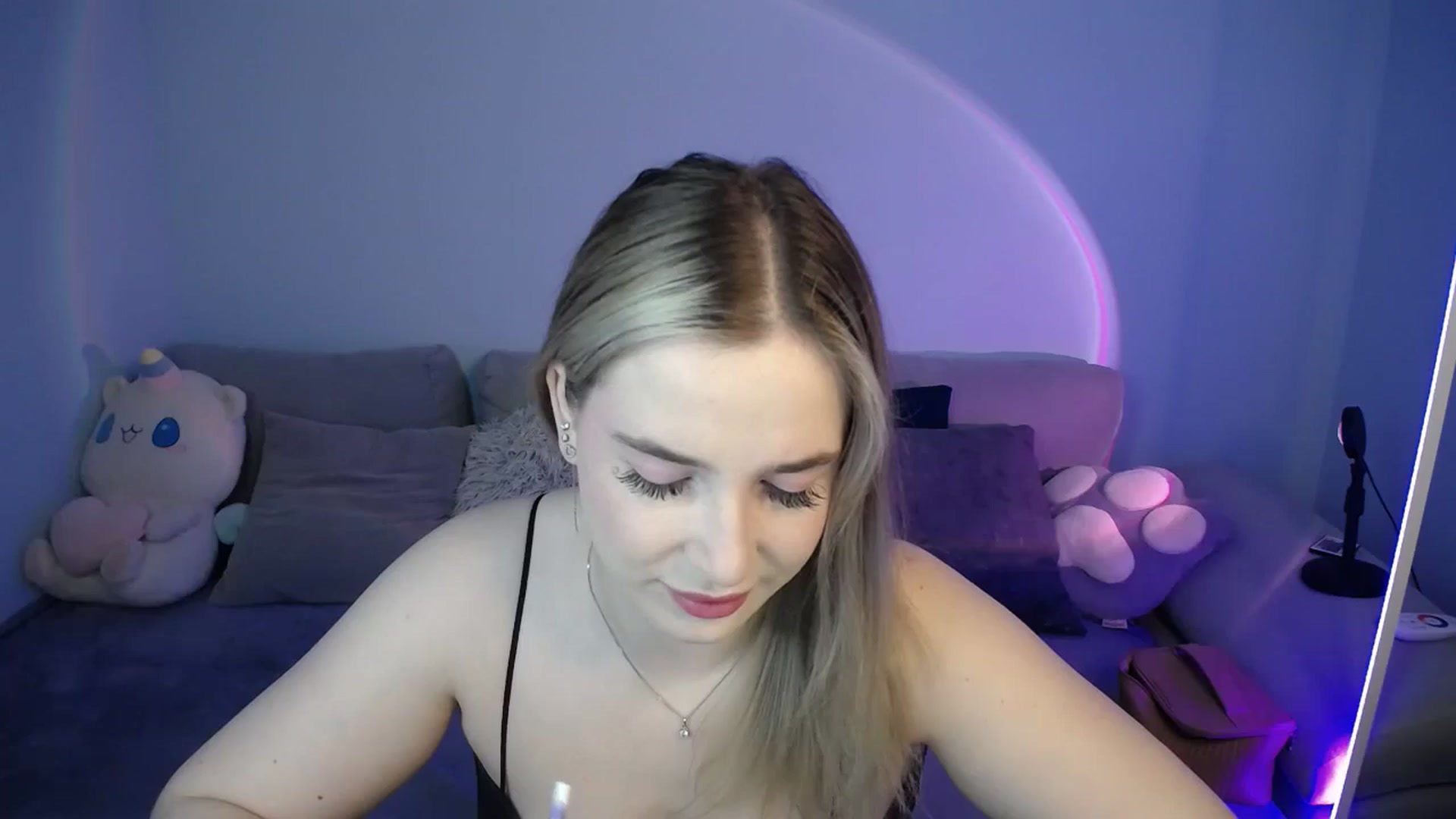 Gallery image thumbnail from SabrinaViolet's myfreecams stream on, 09/18/2024, 08:32 image 7 of 20