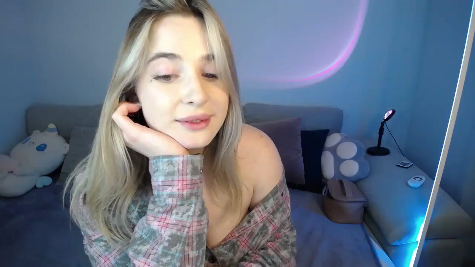 Gallery image thumbnail from SabrinaViolet's myfreecams stream on, 09/21/2024, 12:43 image 10 of 20