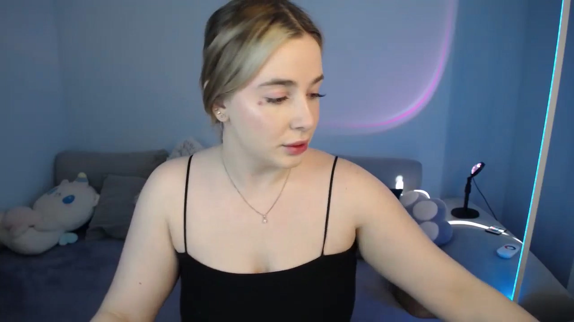 Gallery image thumbnail from SabrinaViolet's myfreecams stream on, 09/22/2024, 08:35 image 6 of 20