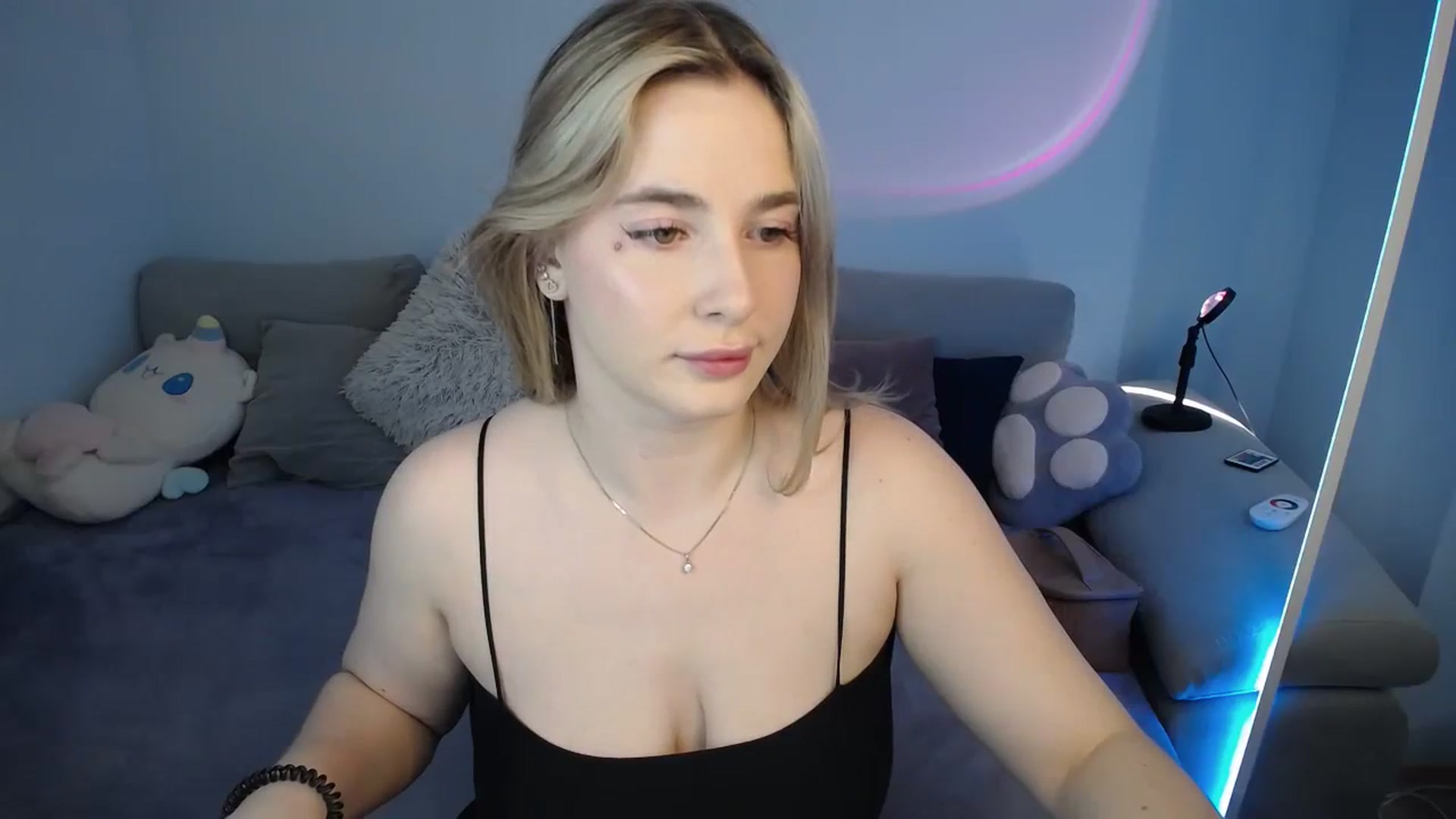Gallery image thumbnail from SabrinaViolet's myfreecams stream on, 09/22/2024, 08:35 image 17 of 20