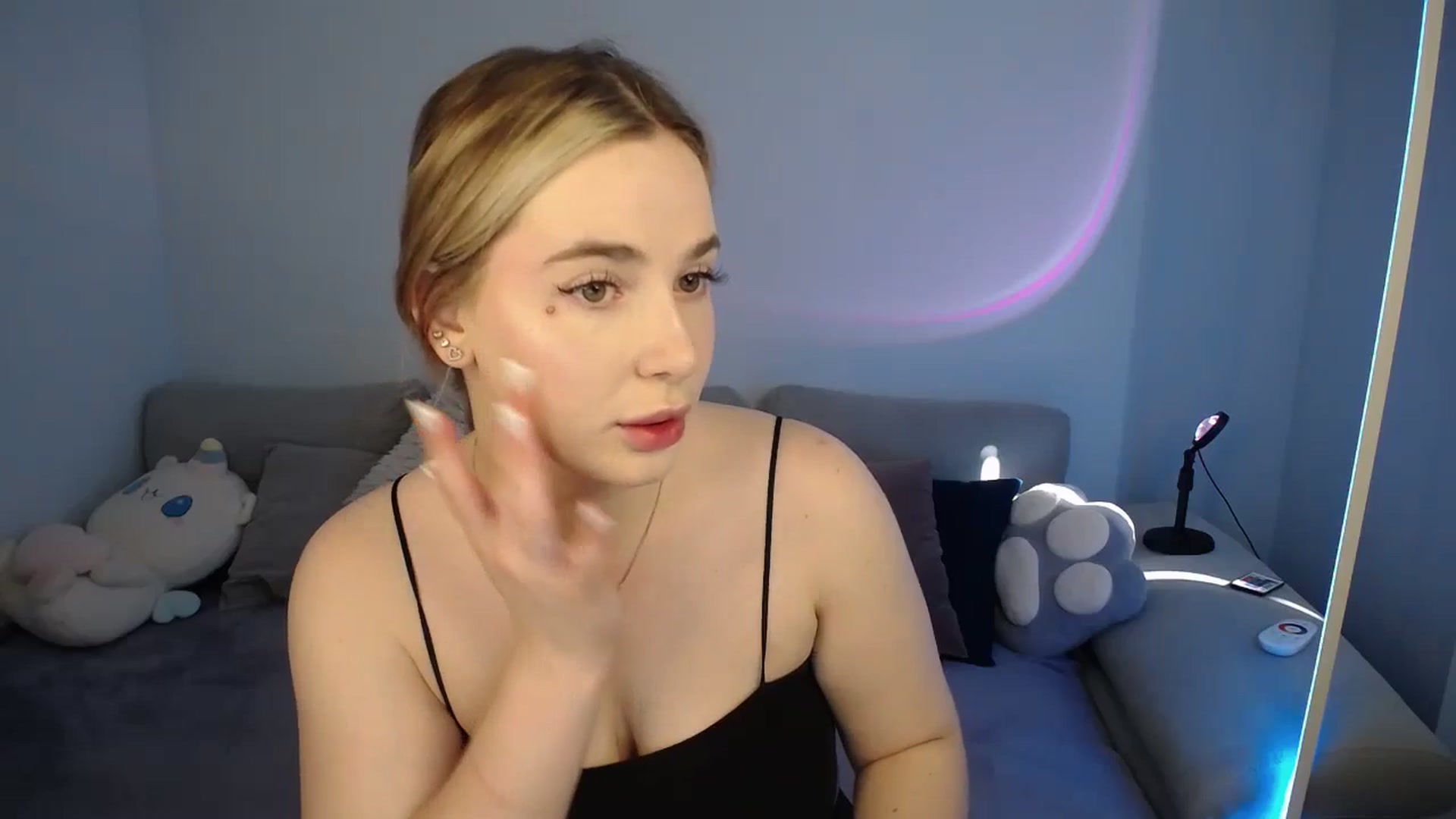 Gallery image thumbnail from SabrinaViolet's myfreecams stream on, 09/22/2024, 08:35 image 4 of 20